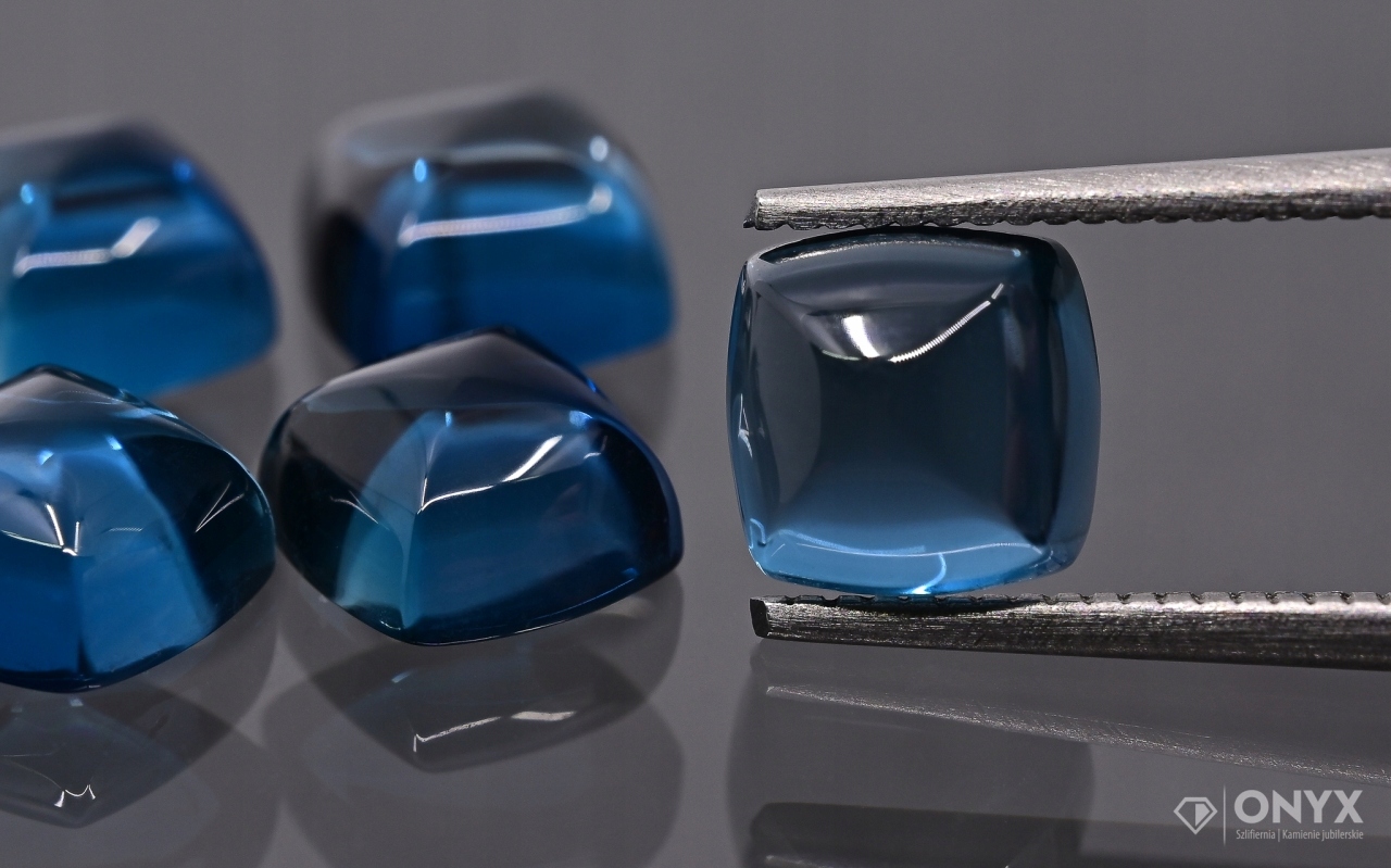 Topaz London Blue kabošon cushion 8x8 mm