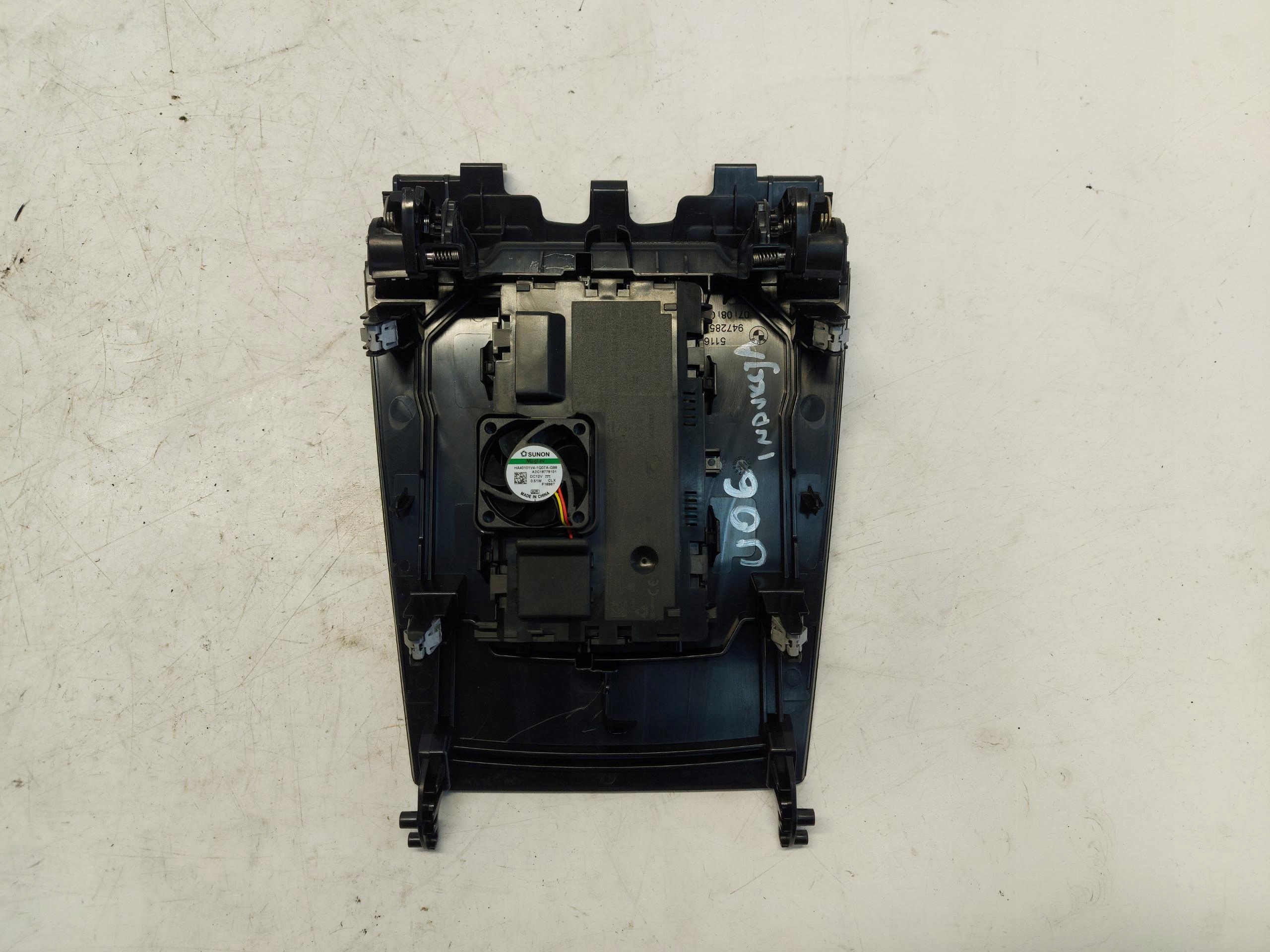 BMW U06 220d LADOWARKA INDUKCYJNA 5A560D3
