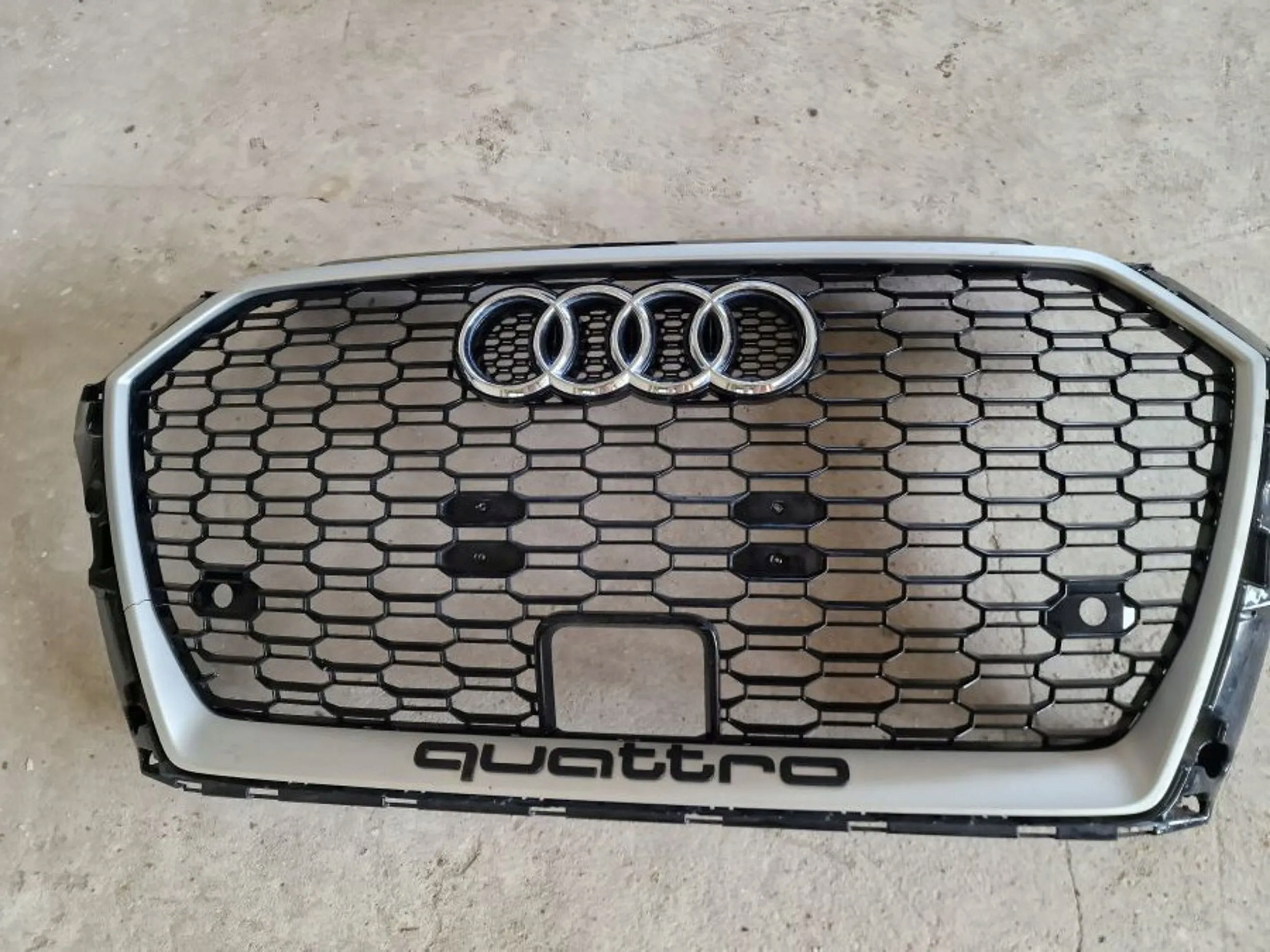 Audi RS3 2020 Atrapy chłodnicy plastic small defect Numer katalogowy części 8V5853651R