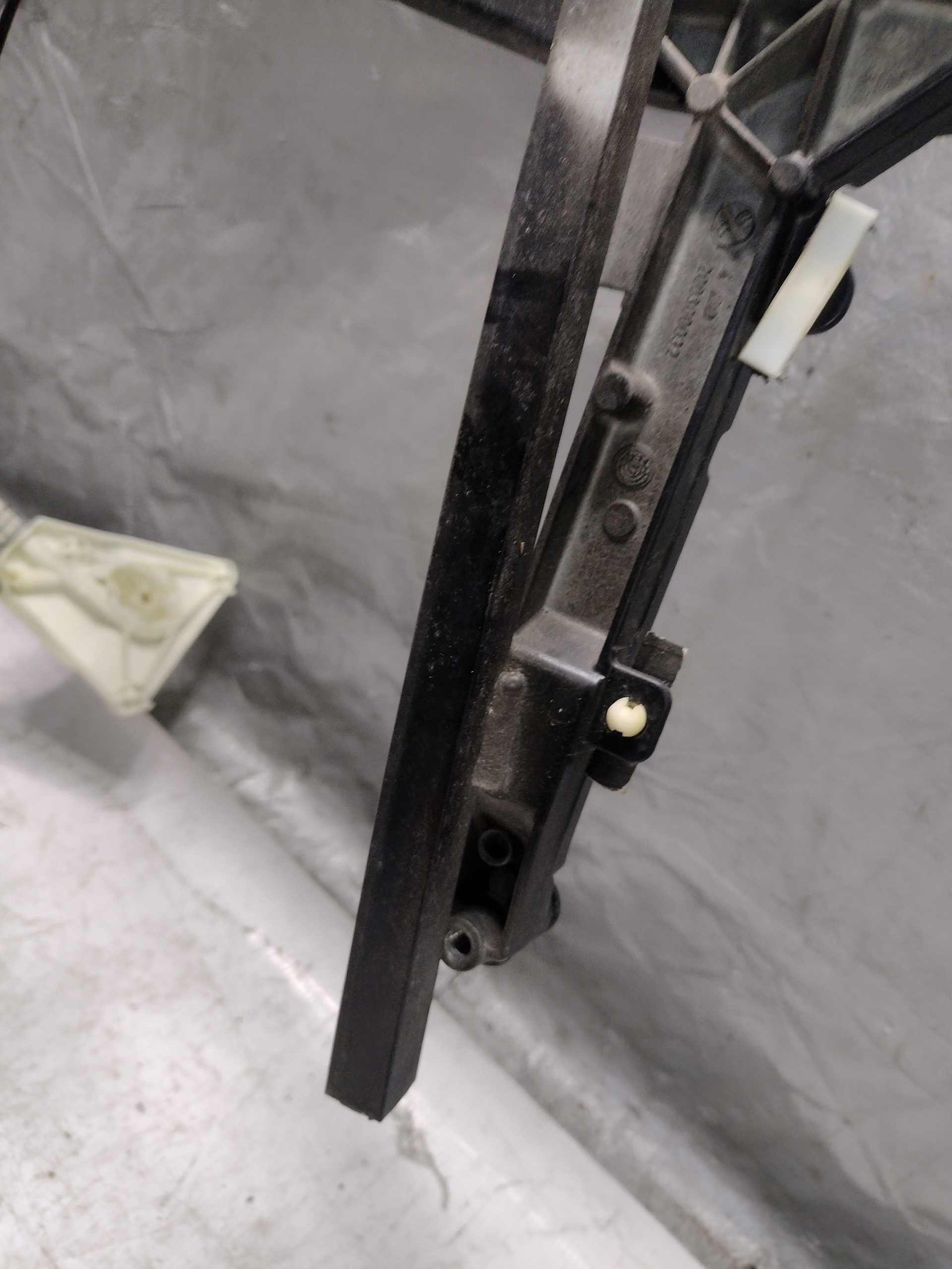 lift frame windows right front Audi A3 8P 5D 8P4837630