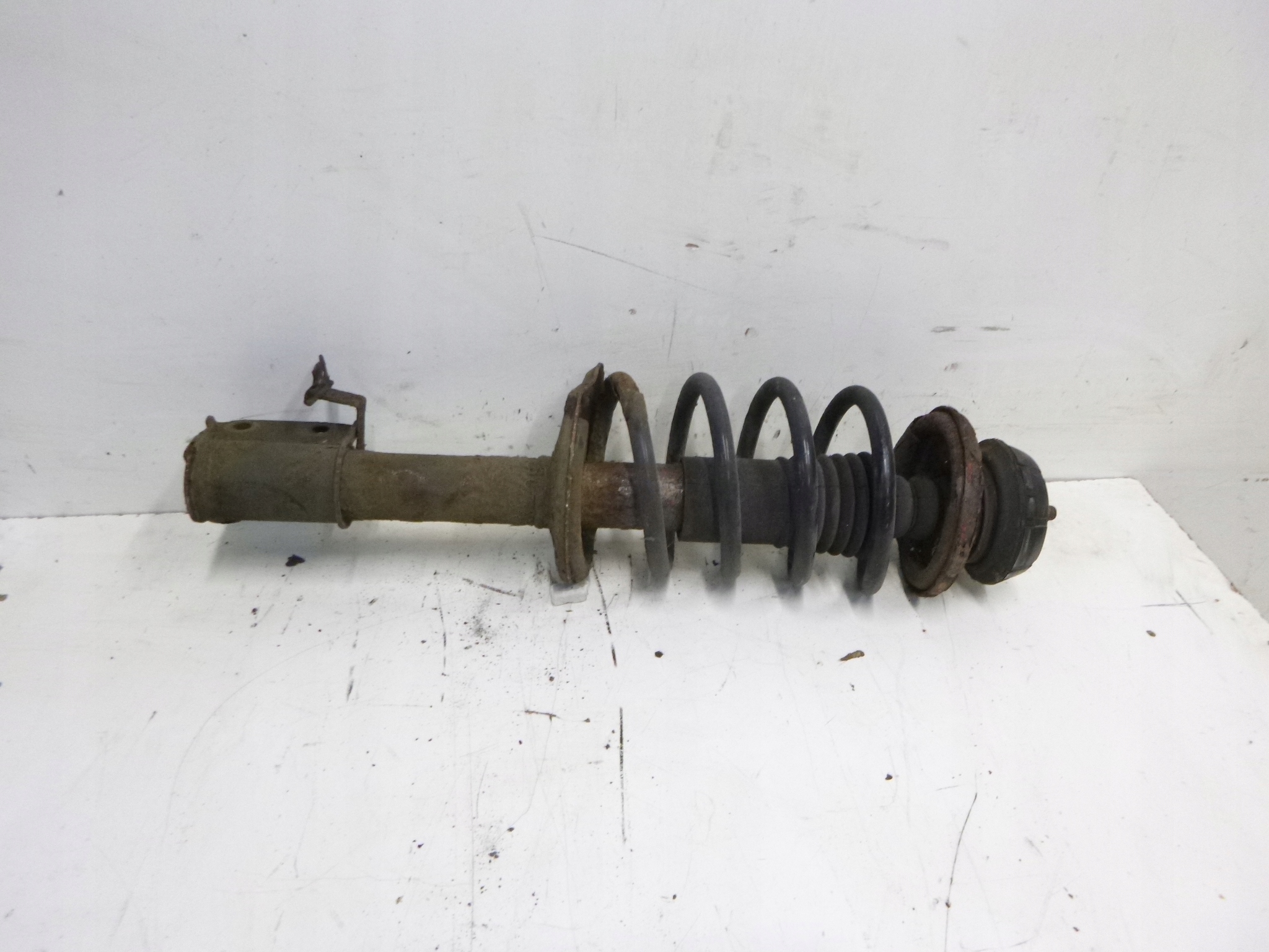 shock absorber front left Dacia Logan 1.4 2004r.