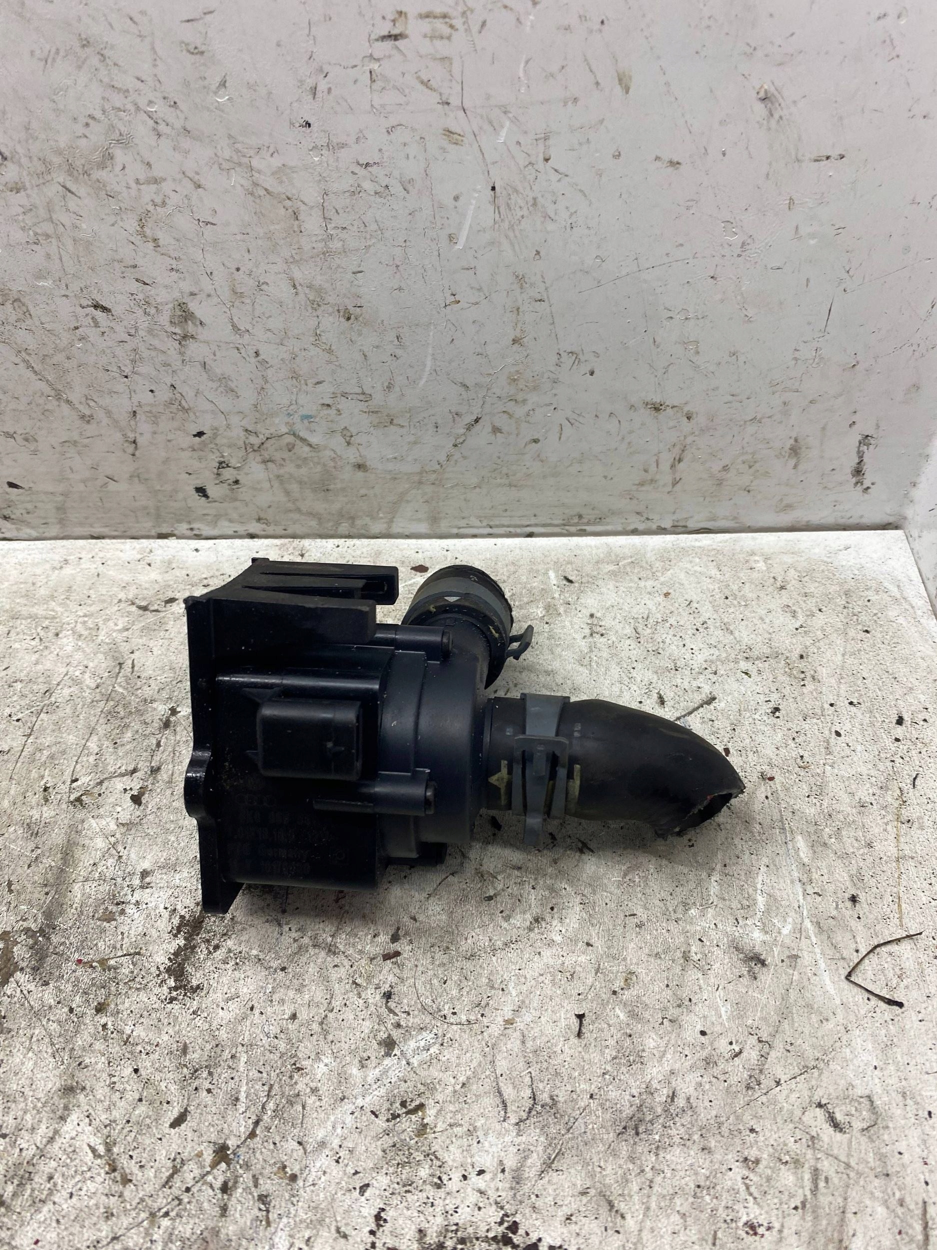 AUDI Q5 8R 2.0 TDI dodatna pumpa cirkulacije vode gasa 8K0965561A