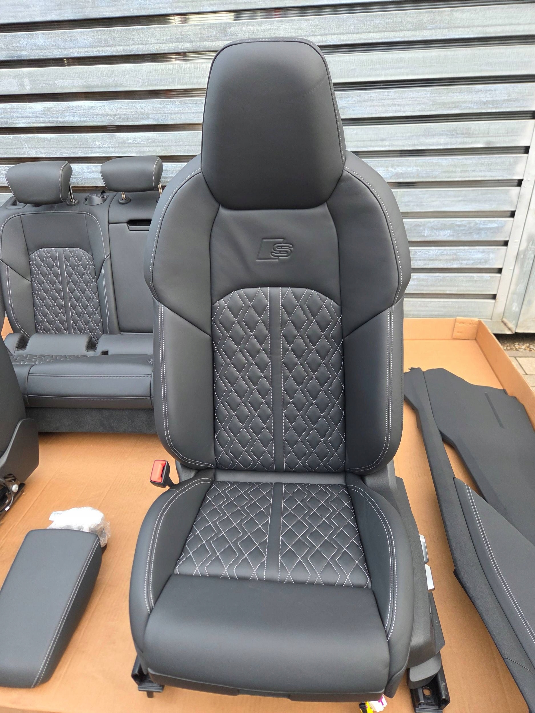 Audi Q8 E-TRON SPORTBACK s 4KE бочки подлокотник кожа