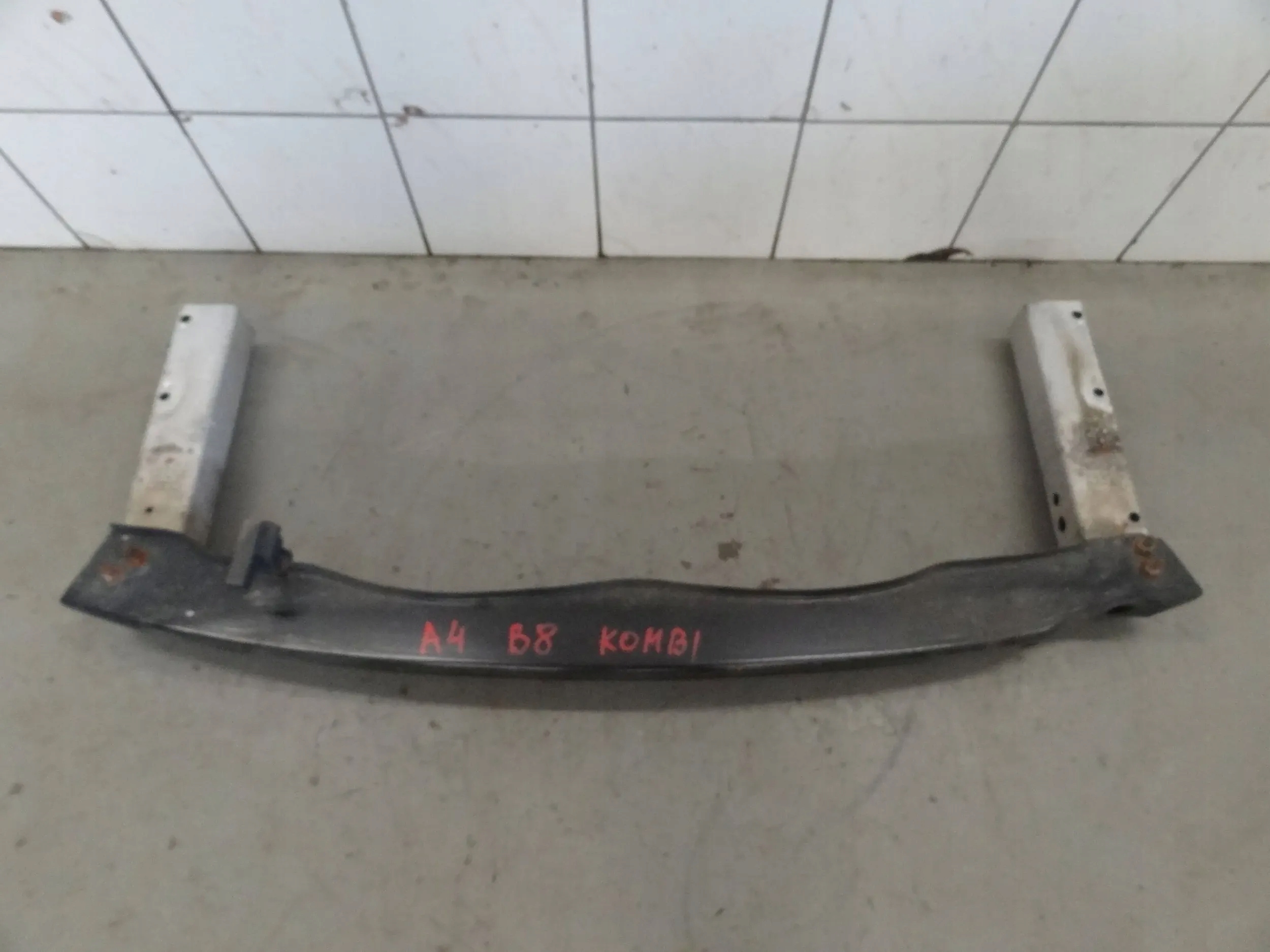 AUDI A4 B8 2.0 TDI 2009 KOMBI BELKA POD ZDERZAK TYŁ 4B0919145B Strona zabudowy tył