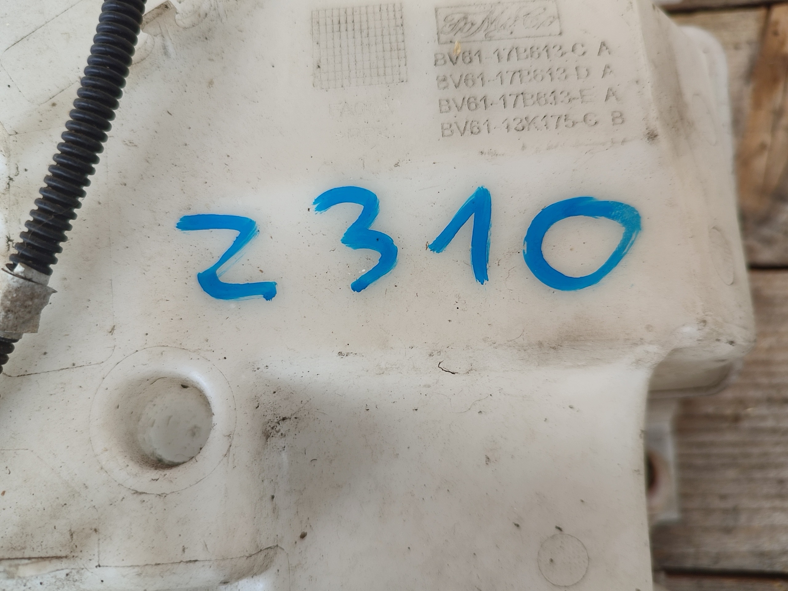 washer fluid tank FORD FOCUS III TURNIER BV6117B613C