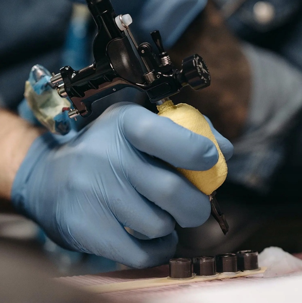 100x KUBECZKI DO PIGMENTU NA TUSZ FARBĘ DO TATUAŻU Z PODSTAWKĄ PRIMA DERMA Marka Prima Derma