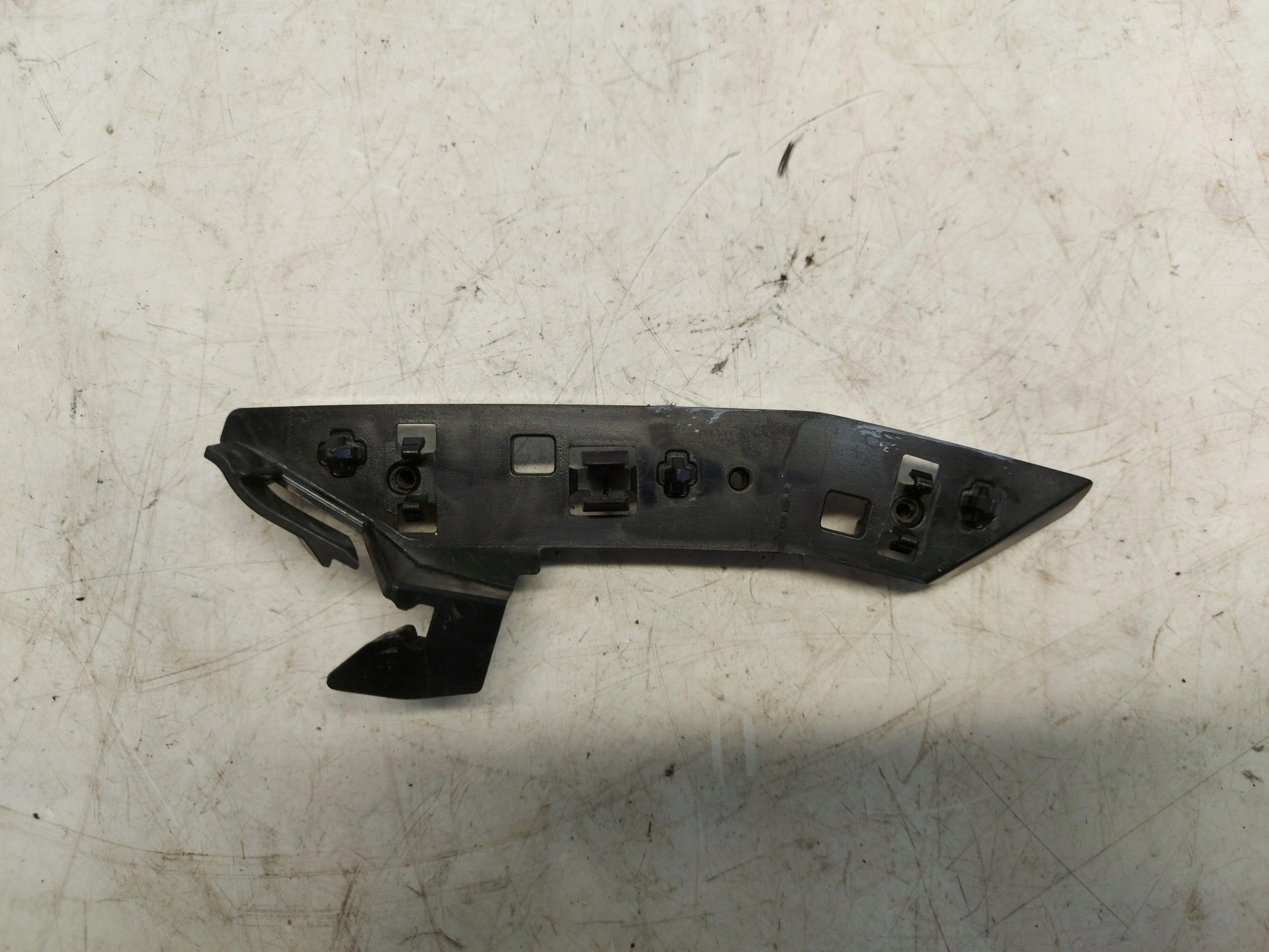 BMW U06 220d bumper bracket left front 8737171