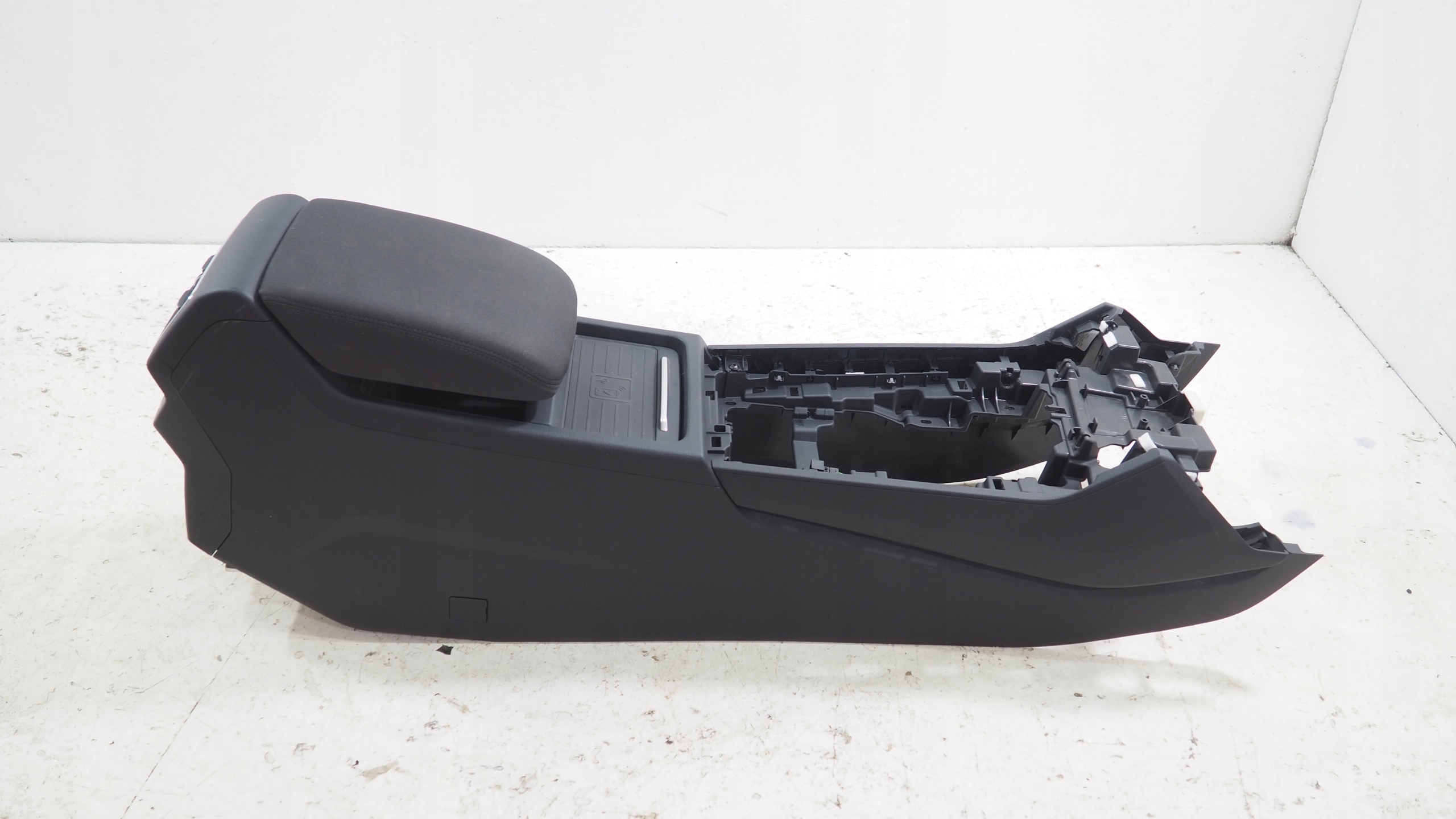 Audi Q5 II 80A tunel central armrest ladowarka indukcyjna