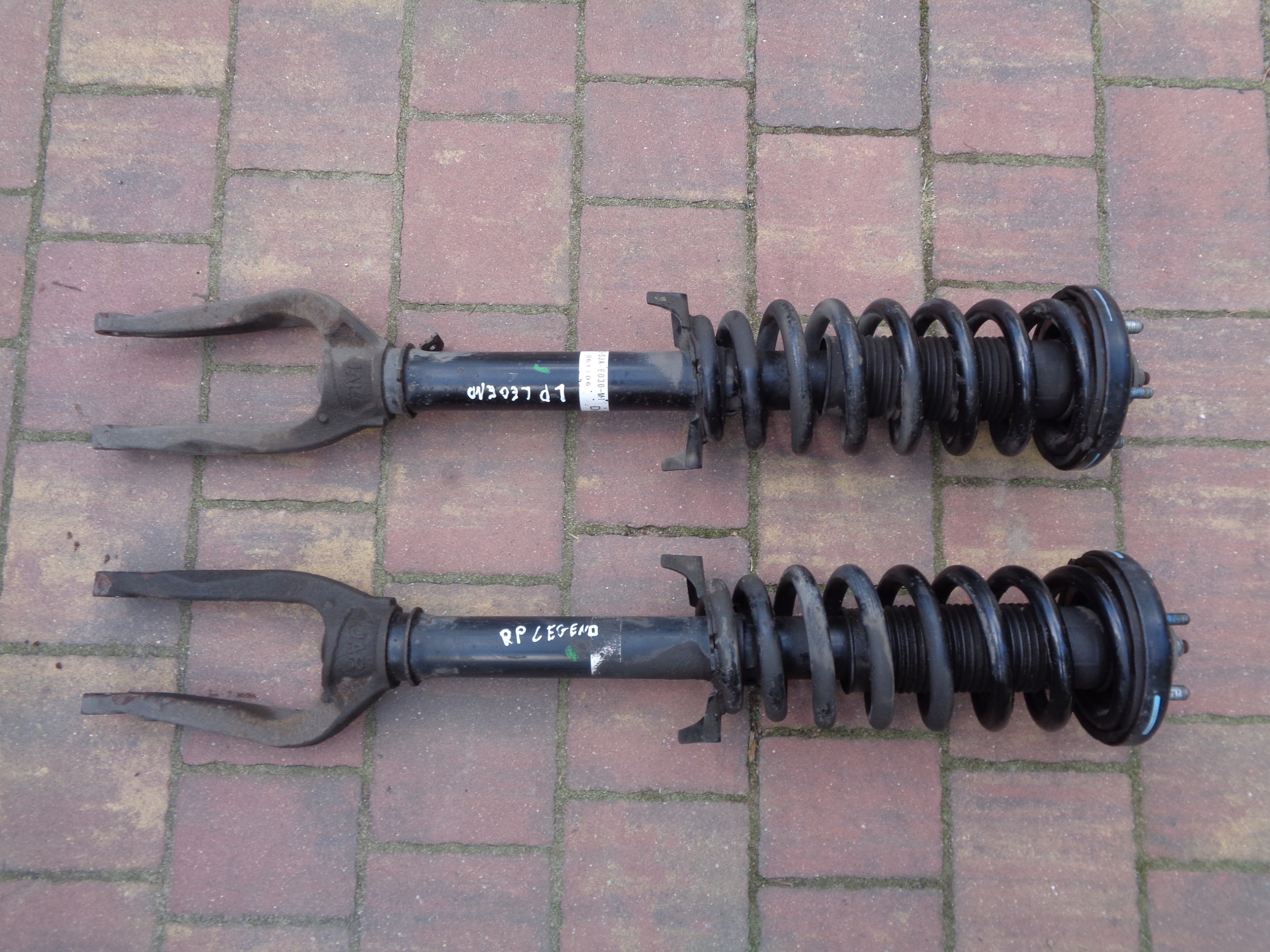 АМОРТИЗАТОР ЛЕВЫЙ ПЕРЕД HONDA ЛЕГЕНДА Kb1