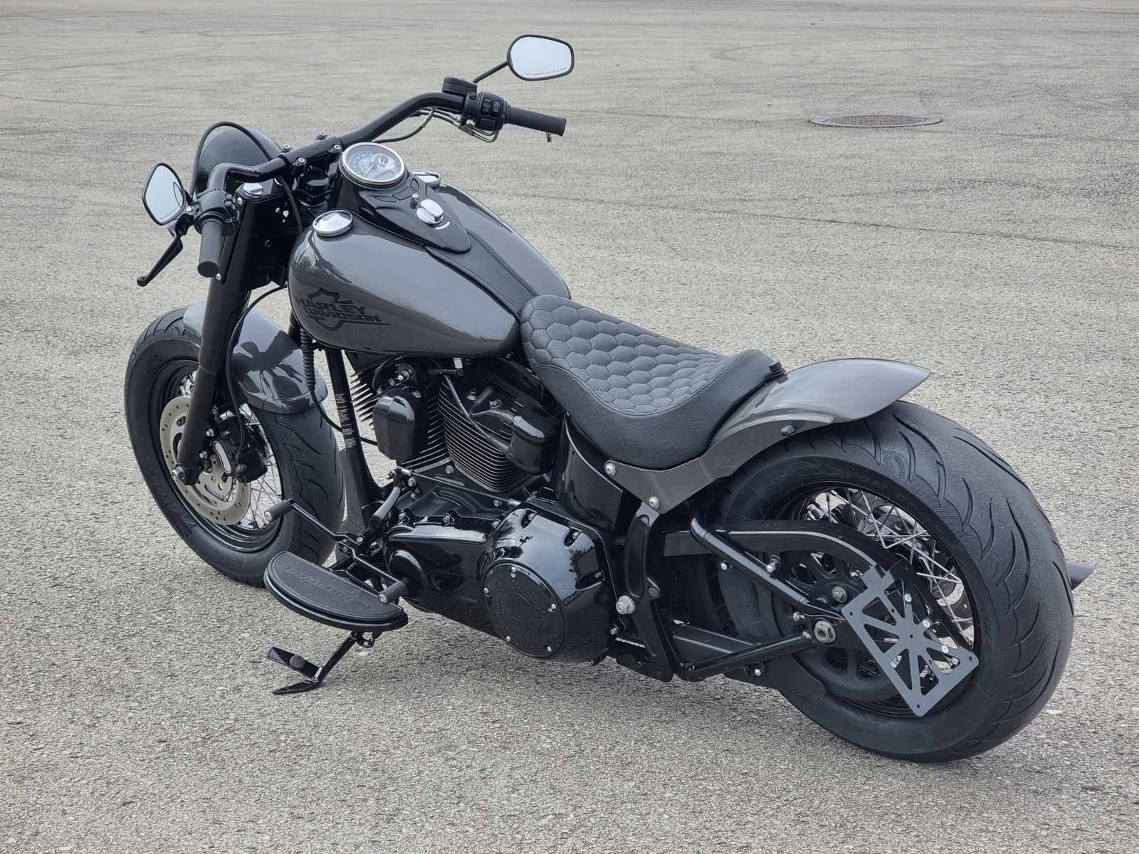 Bočný držiak registračnej tabule s podsvietením pre Harley-Davidson