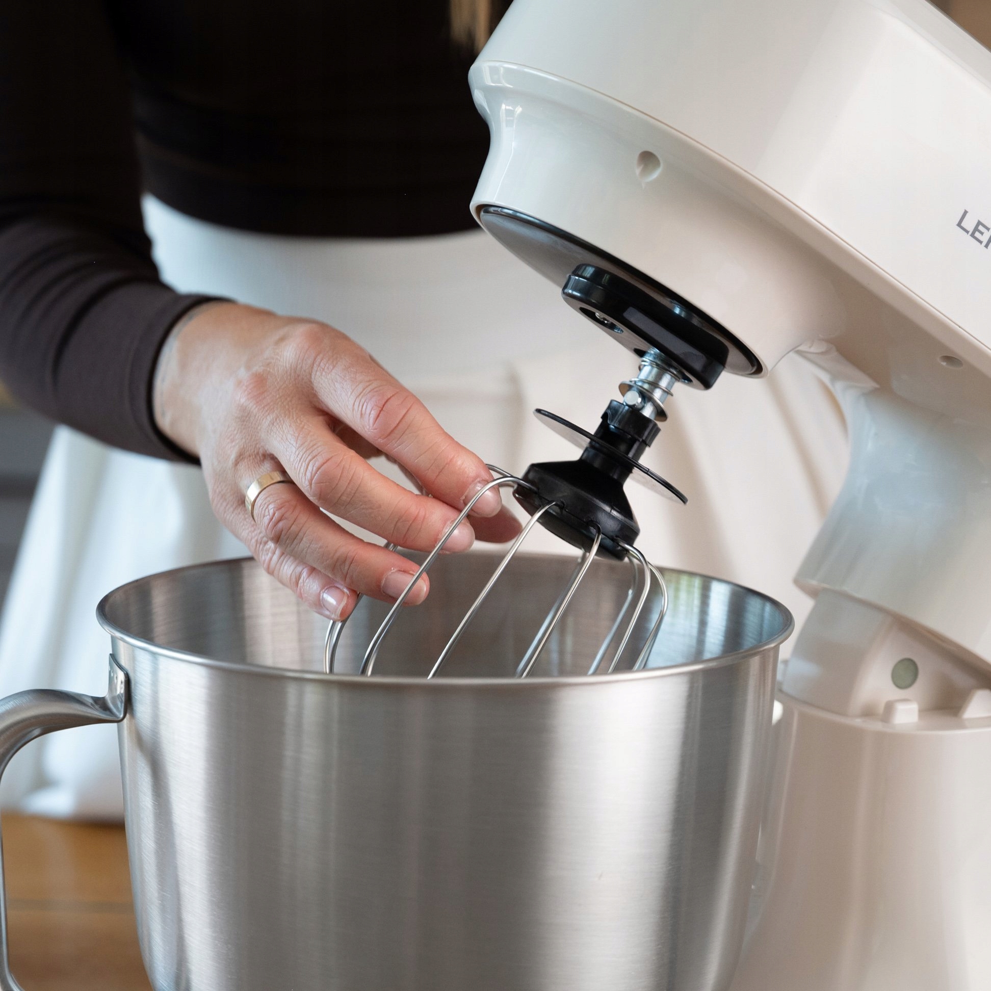 ROBOT PLANETARNY KUCHENNY MIKSER GRZANA MISA WAGA WYŚWIETLACZ FERMENTACJA Kolor dominujący beżowy