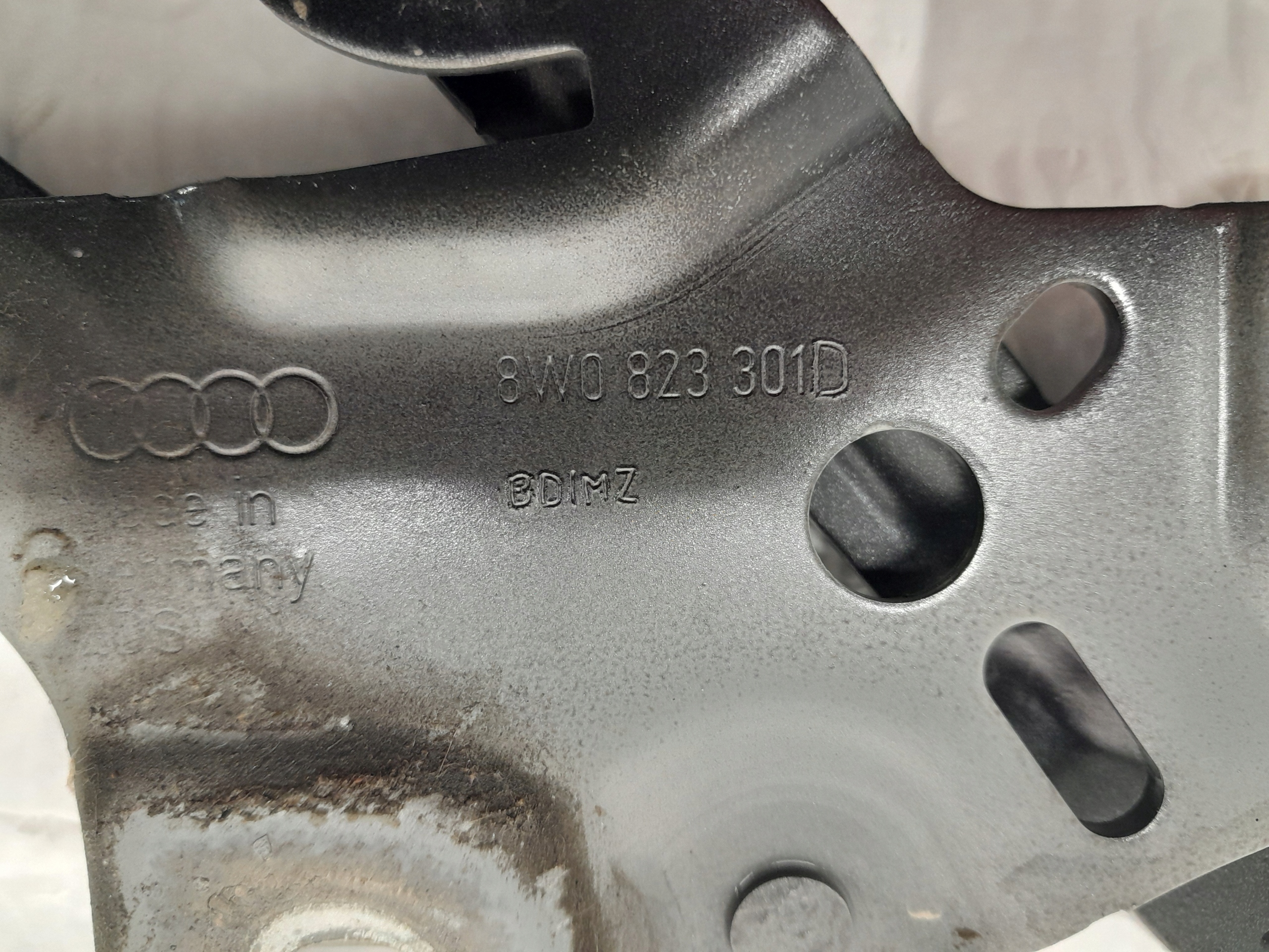 AUDI A4 B9 LIFT sedan sedan hinge bonnets left 8W0823301D
