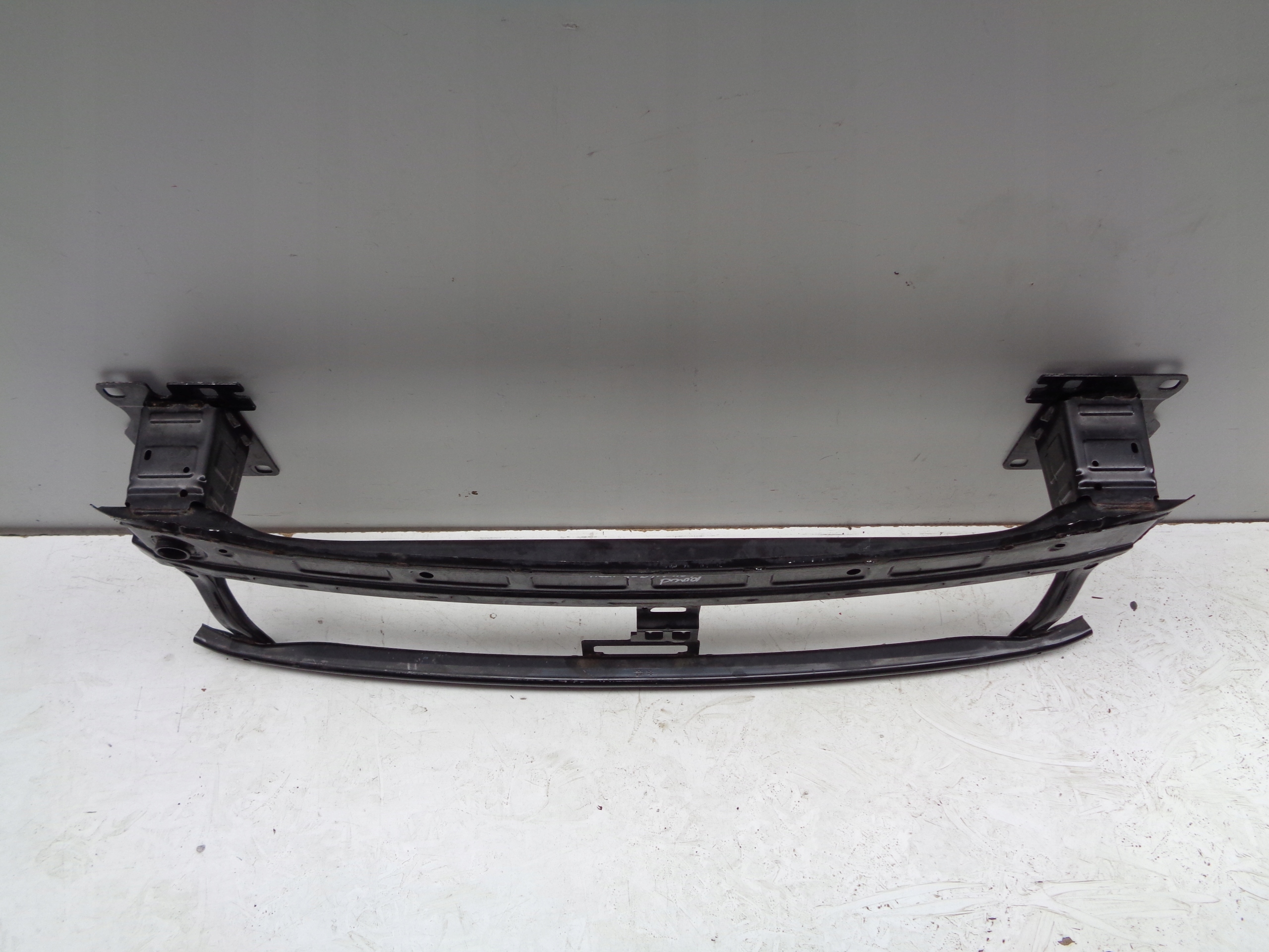 Traverse Traverse pare choc Avant AUDI Q2 81A 16