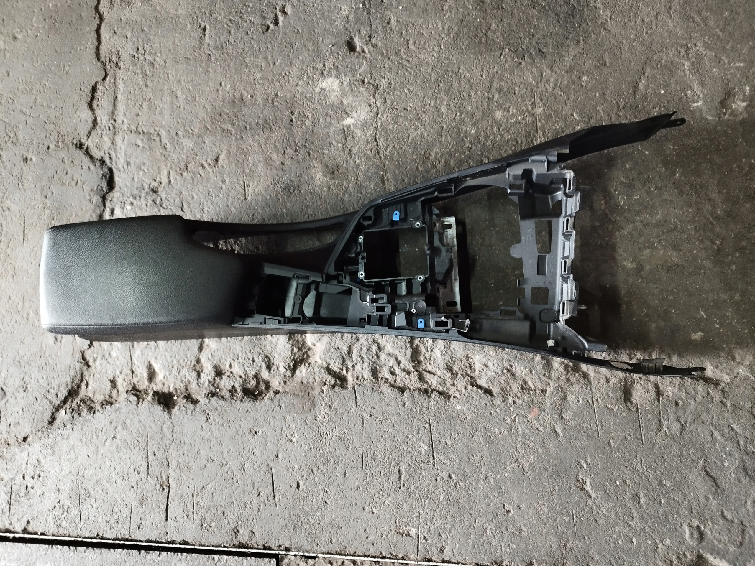 8263991 - 41 подлокотник тоннель BMW F30