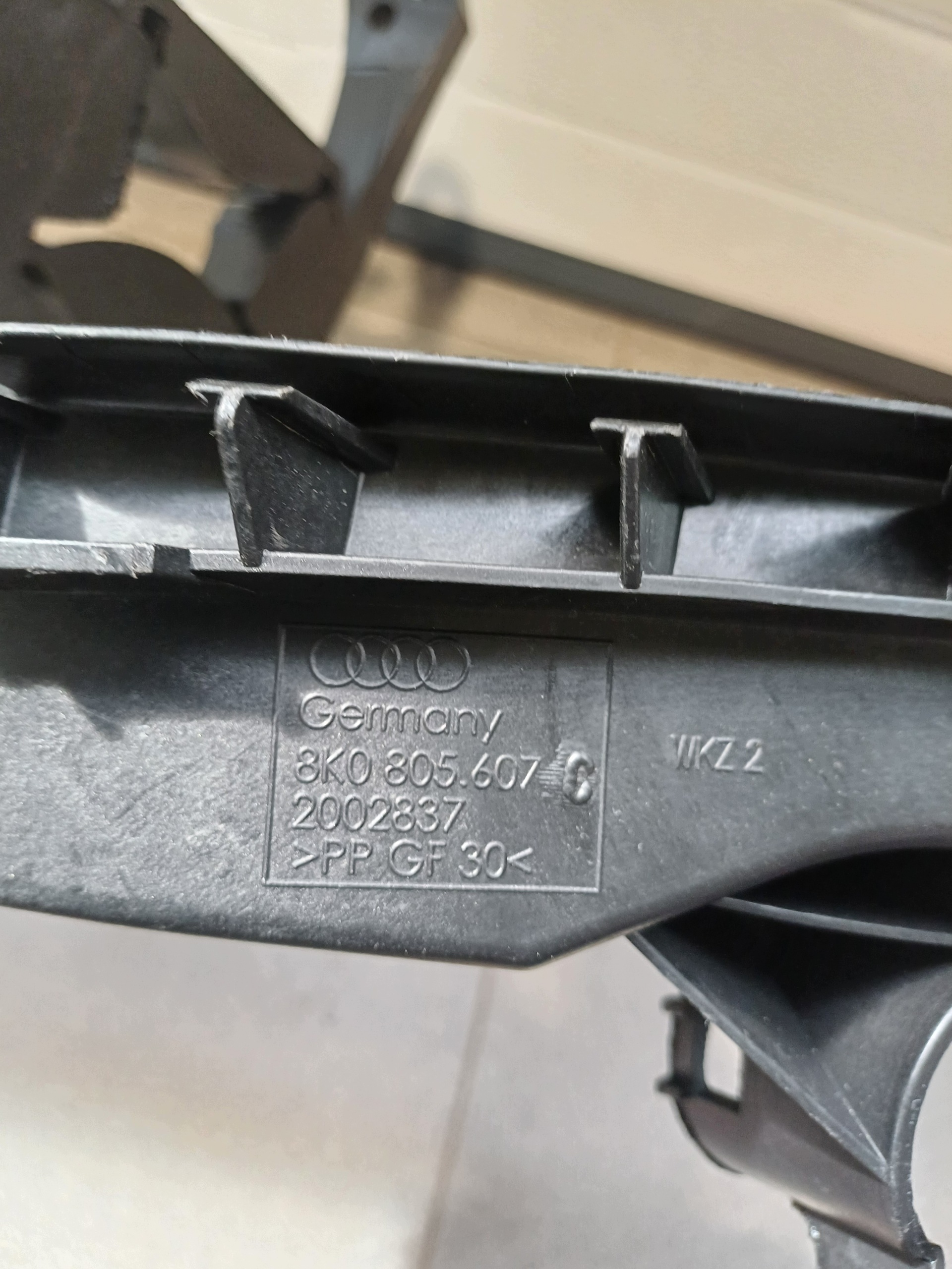 support étrier feux gauche avant AUDI A4 B8 8K0805607C