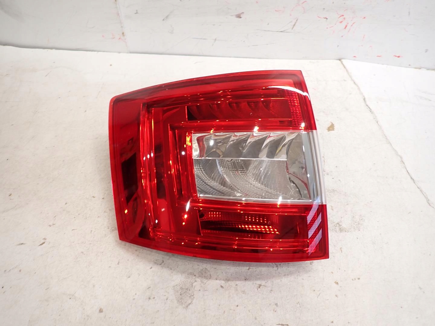 light rear part rear left SKODA OCTAVIA III 2012- KOMBI LED 5E9945095A