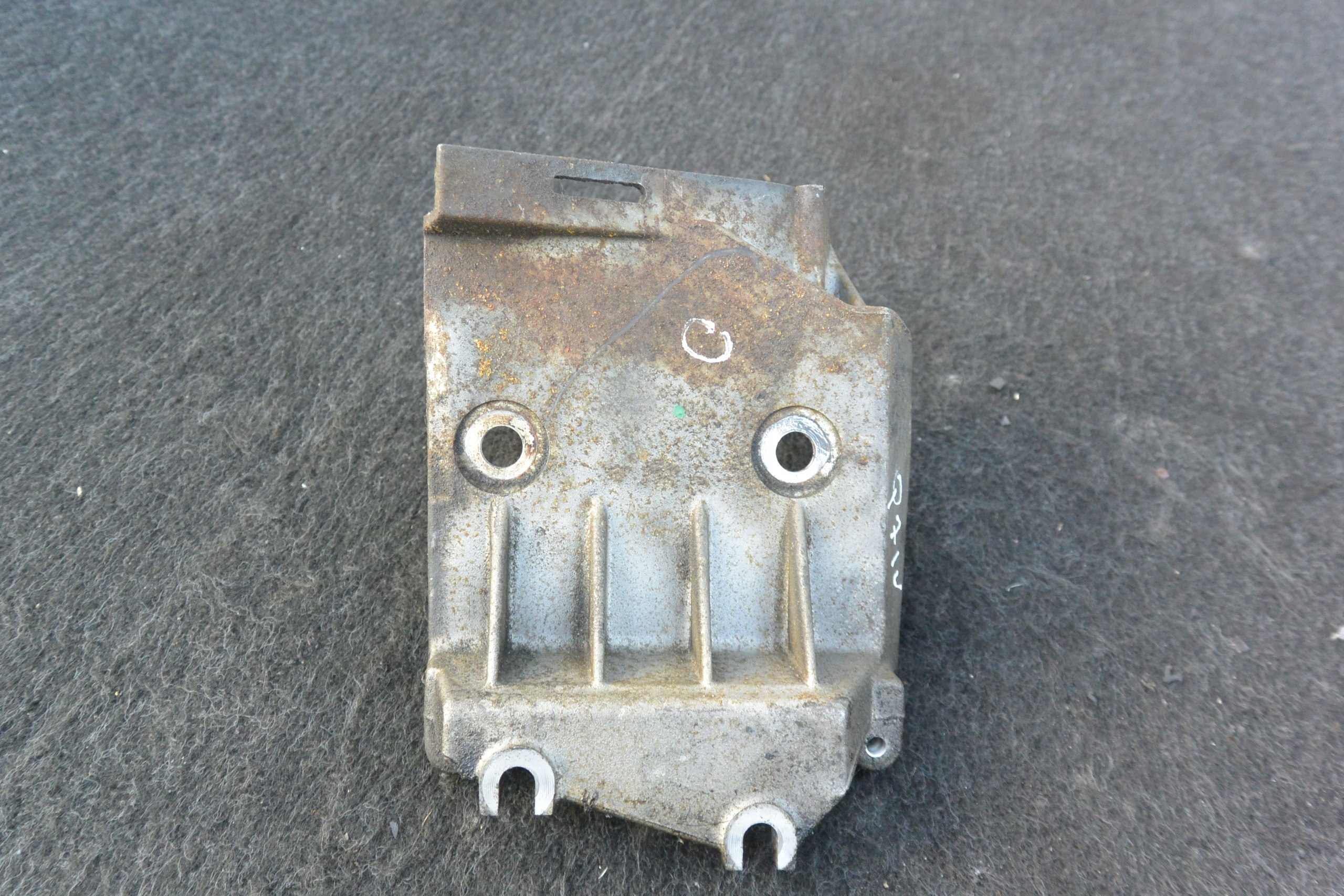 SUPPORT POMPE D’INJECTION 4.2 TDI AUDI Q7 4L A8 D3