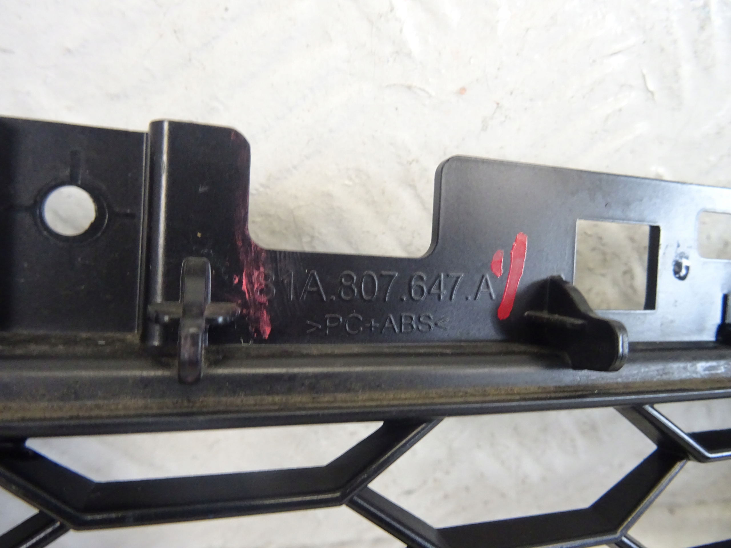 grid of a bumper front front central AUDI Q2 81A S-LINE 81A807647A
