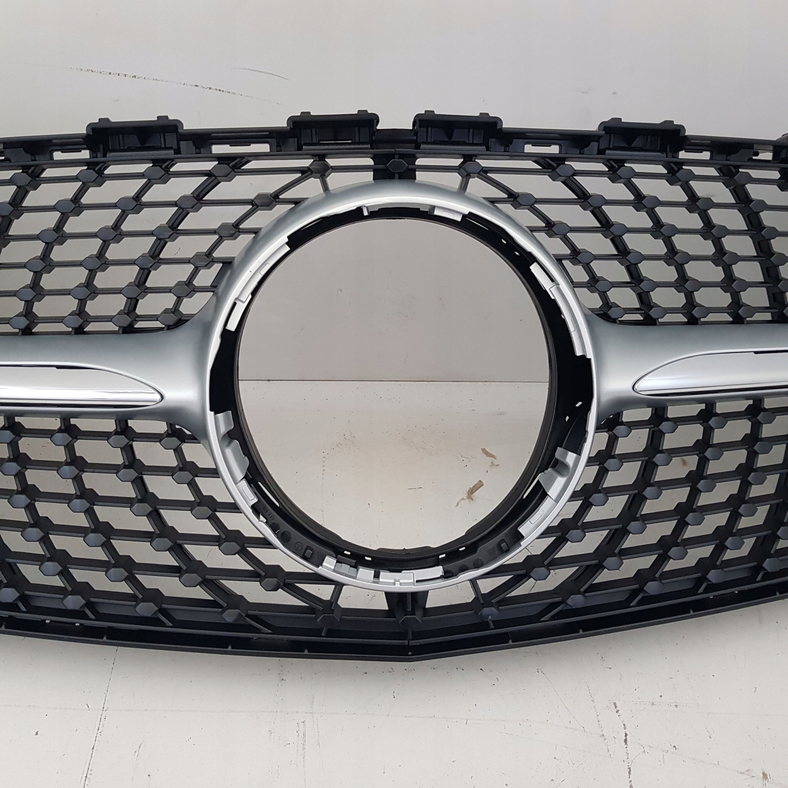 MERCEDES A KLASA 176 LIFT ATRAPA GRIL NOWY ORYGINAŁ Producent części Mercedes-Benz OE