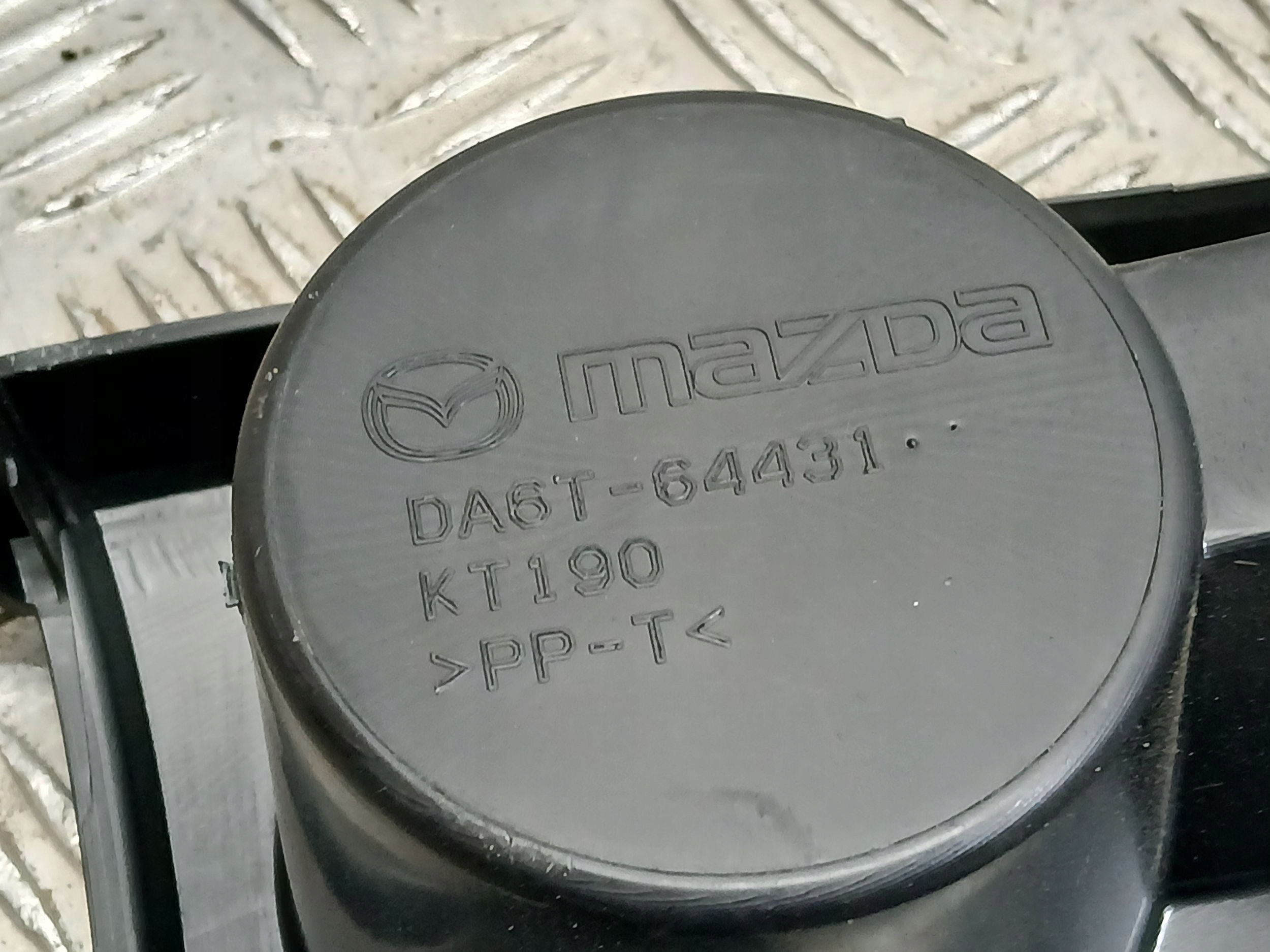 mazda 2018 консоль средняя