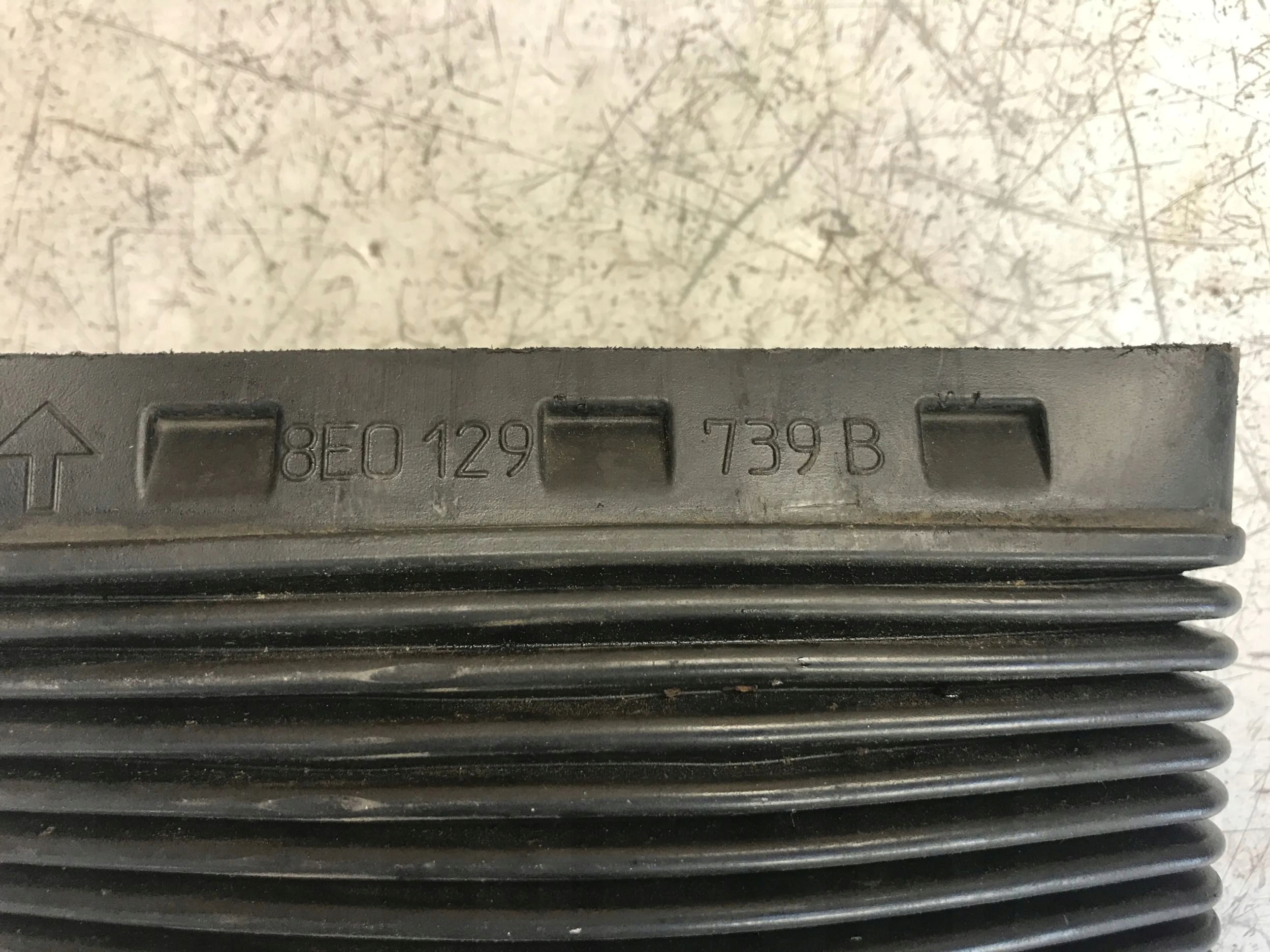 intake air hose AUDI A4 B6 8E0129739B