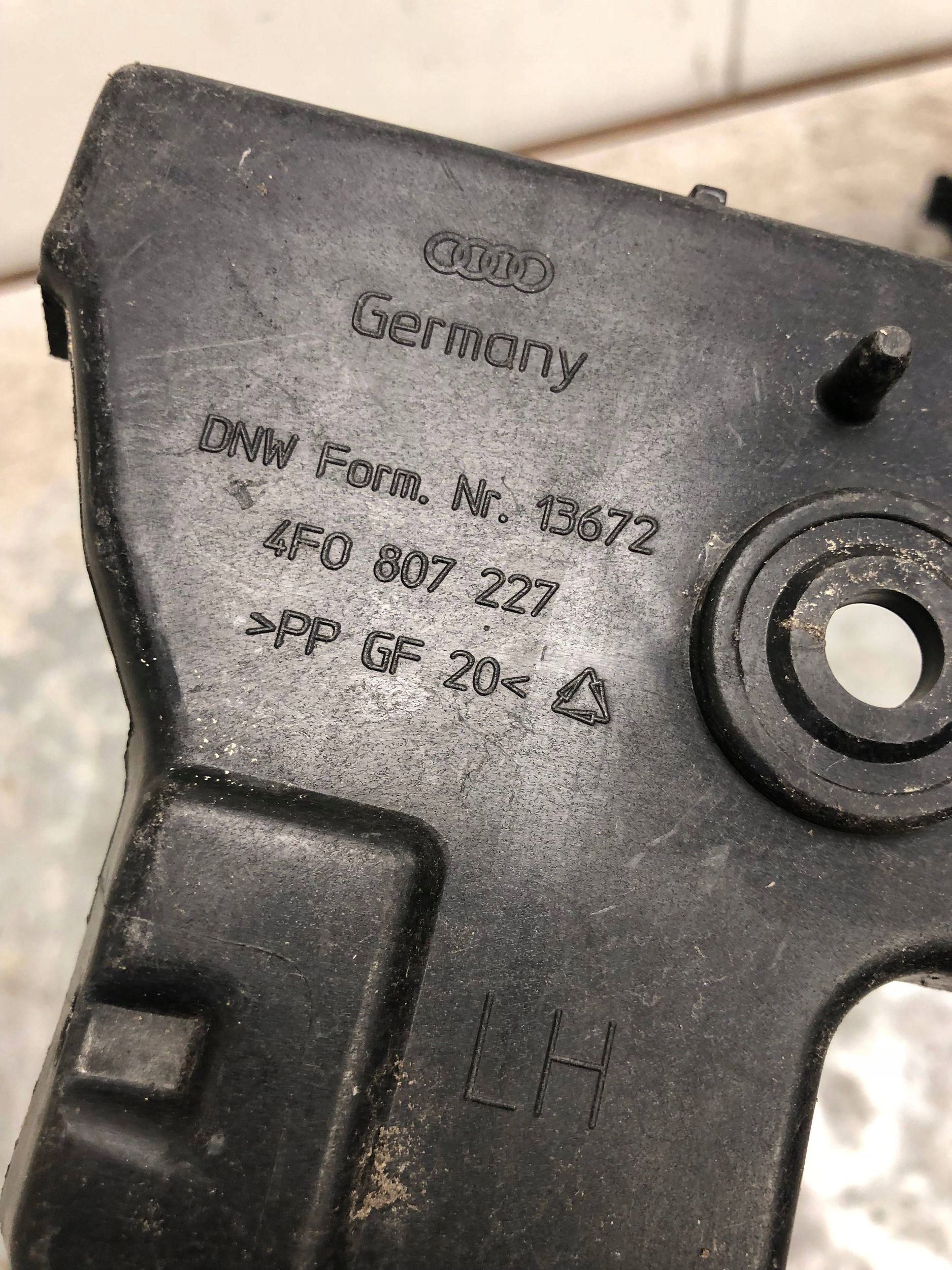 bumper bracket left front AUDI A6 C6 4F0807227