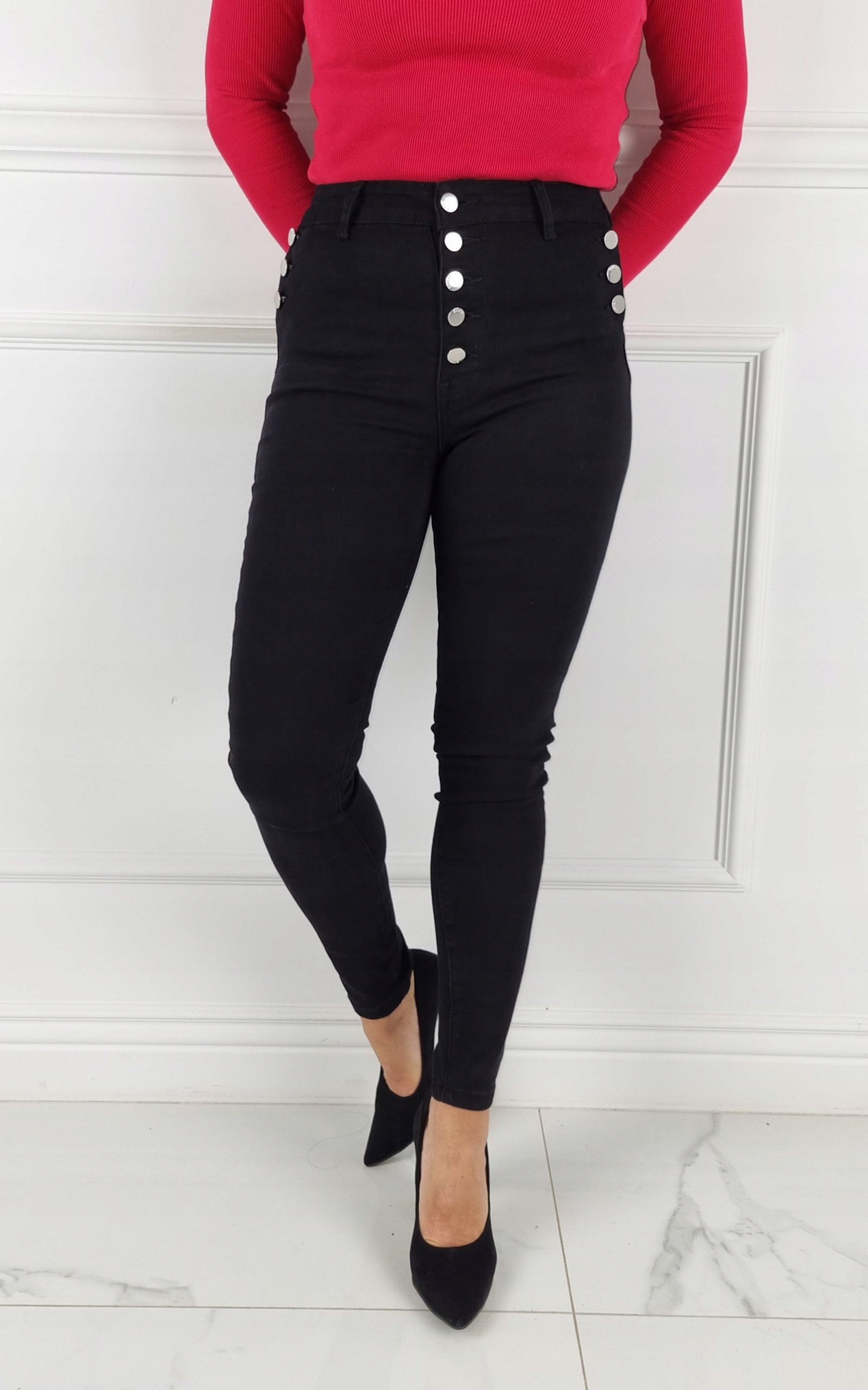 MŁODZIEŻOWE SPODNIE JEANSOWE DOPASOWANE MODELUJĄCE GUZIKI Kolor czarny