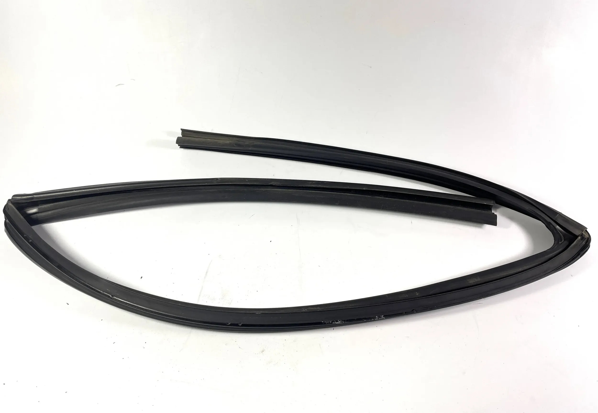 Ram 1500 V gasket windows door right front 2019+