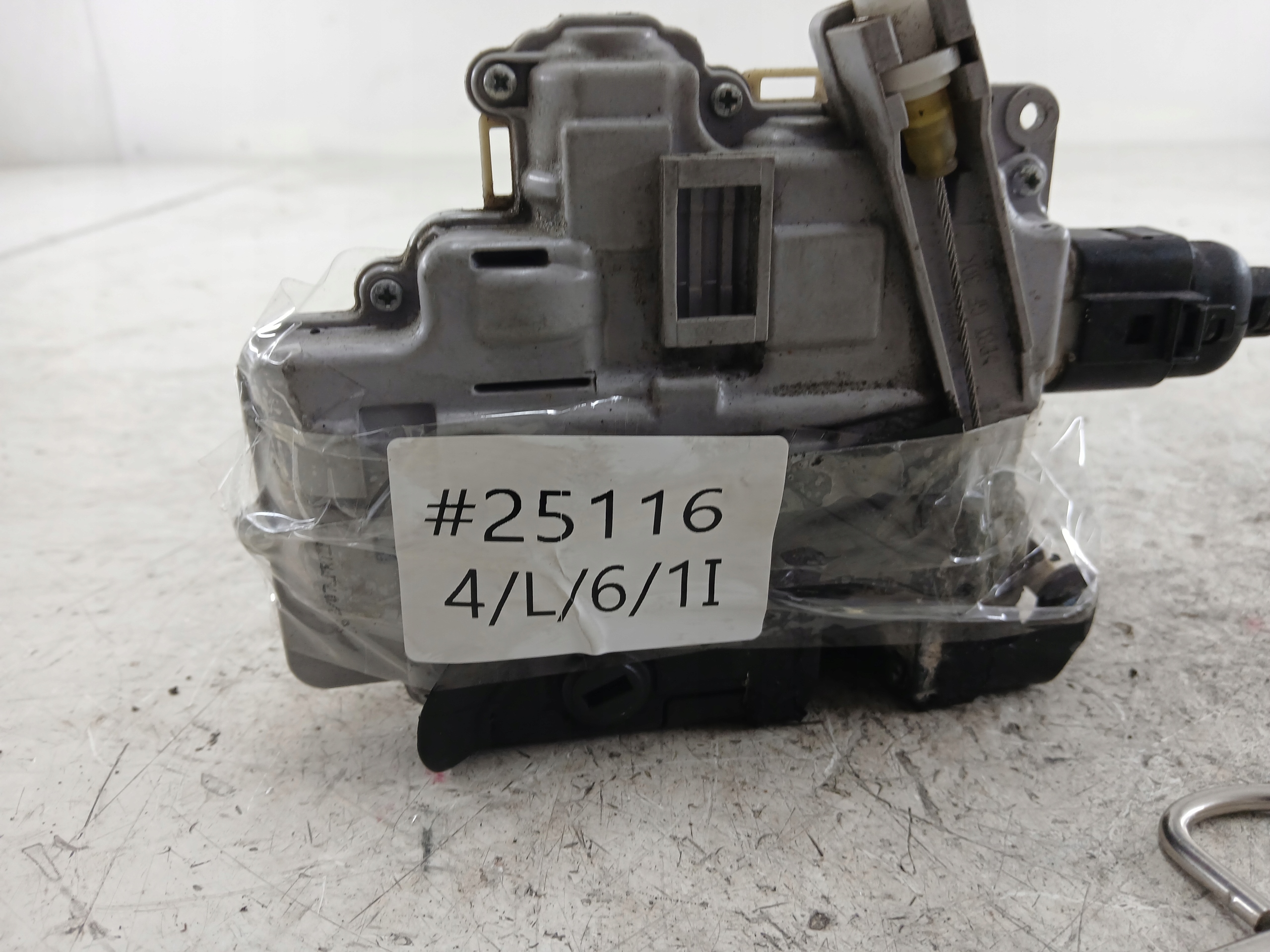 AUDI A8 D3 Motor Fenster links heck 4F0839015