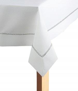 

Obrus zdobiony srebrną wypustką 110x160 biały