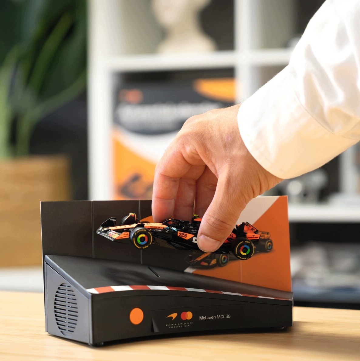 Адвент-календарь Franzis McLaren F1 MCL39 2026, сборная модель болида 1:43 со звуком — фото 8