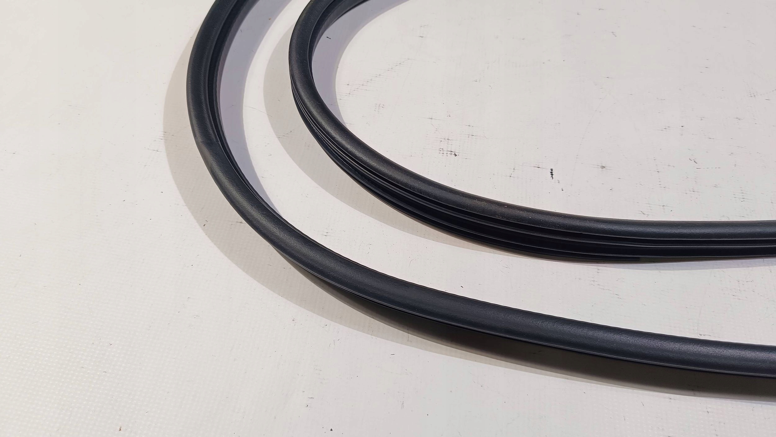 rubber gasket right door przednich front prawych Ford Explorer V 2016
