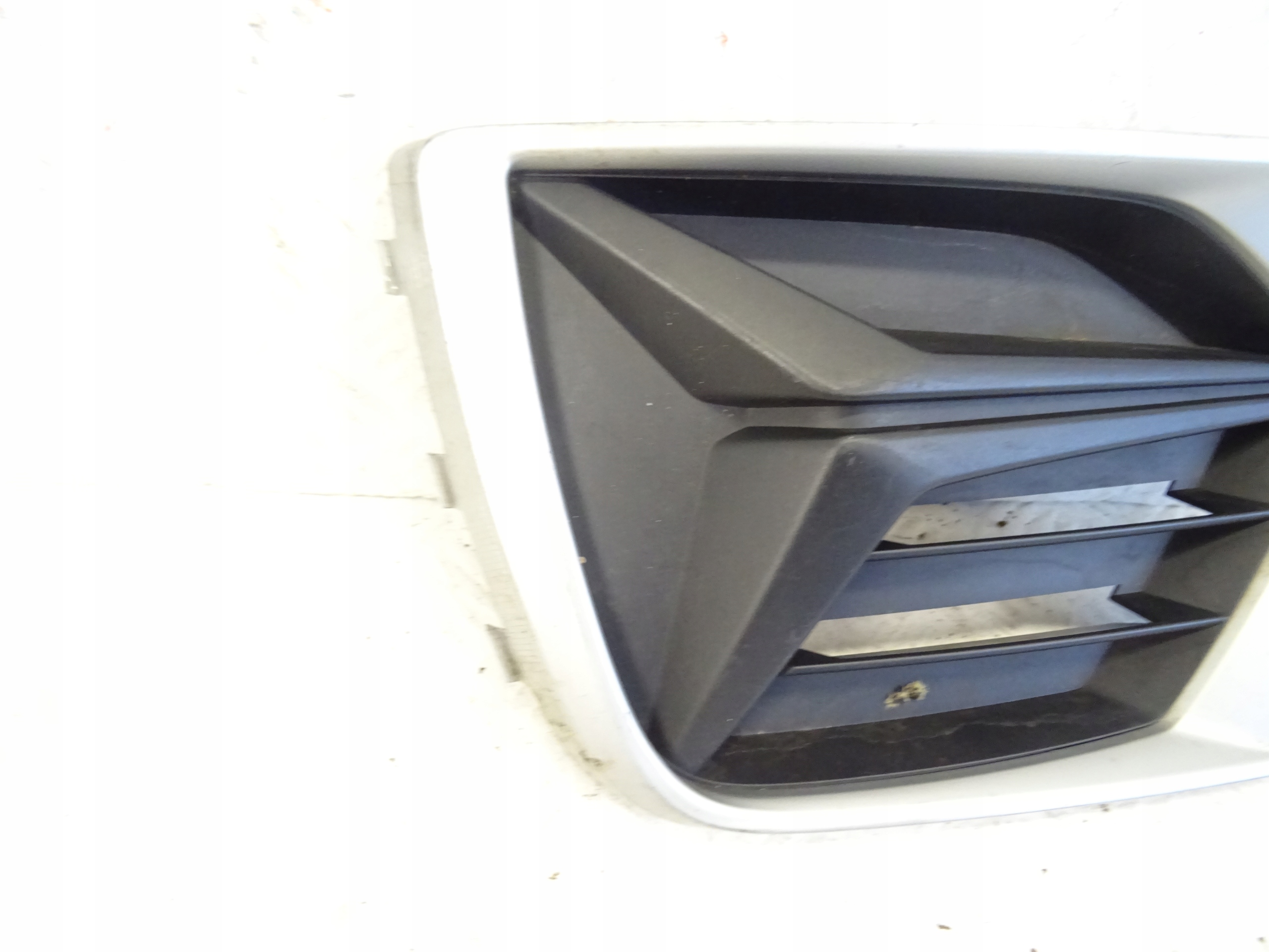 grid of a bumper front front left AUDI Q3 II 83A807681B