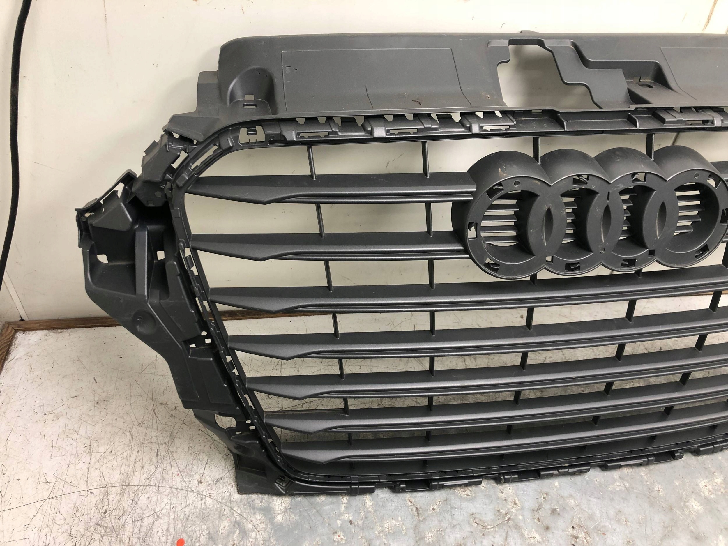 Grille Grille/masque AUDI A3 8V Berline S-LINE 8V5853651B