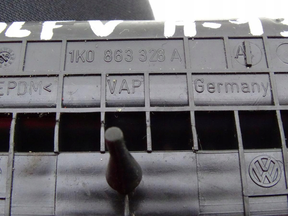 резиновая бардачок volkswagen oe 1K0863328A