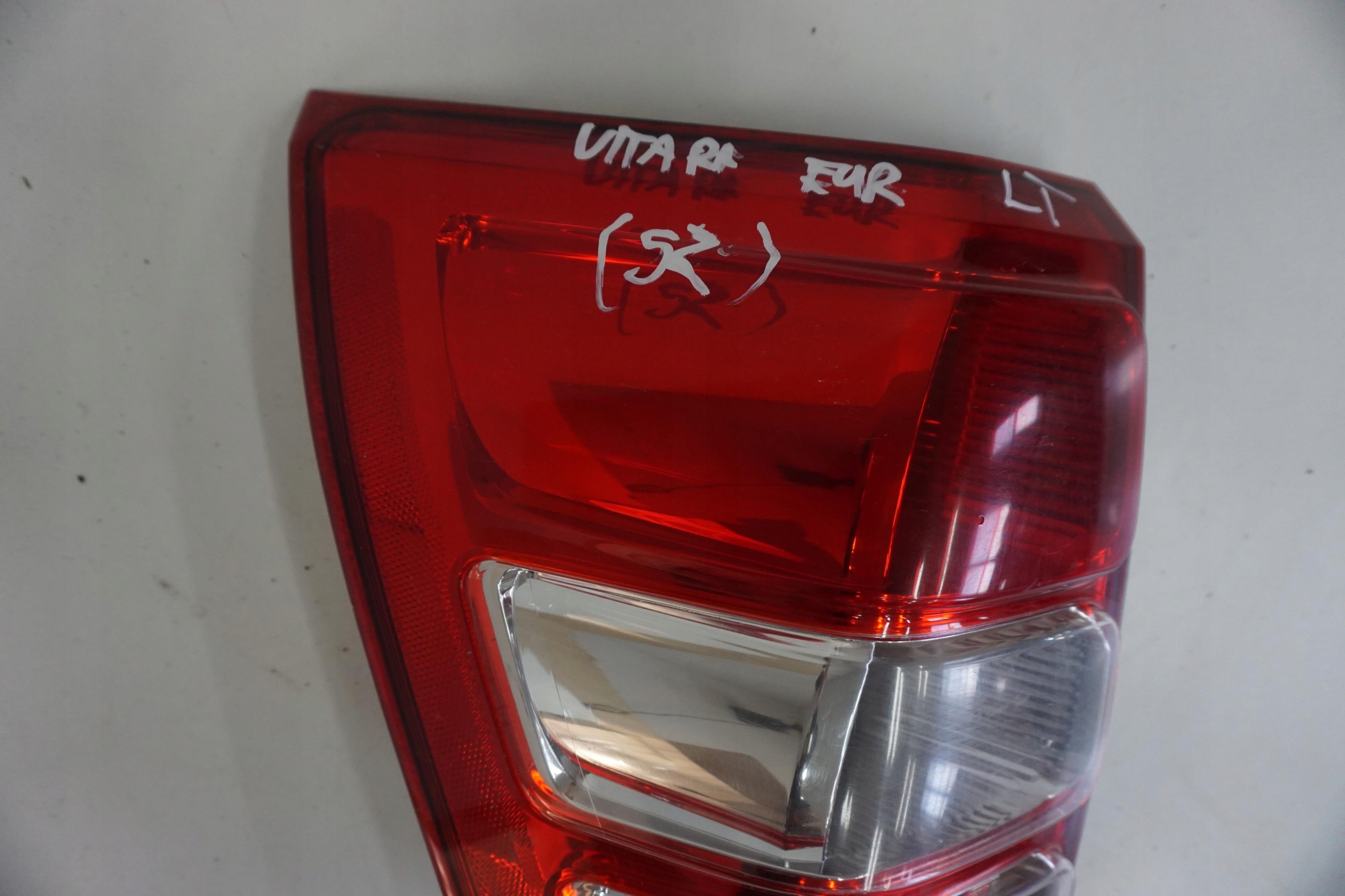 SUZUKI GRAND VITARA II 2005-2014R LAMPA LEWA TYLNA 35670-65J11 Numer katalogowy części 35670-65J11XX