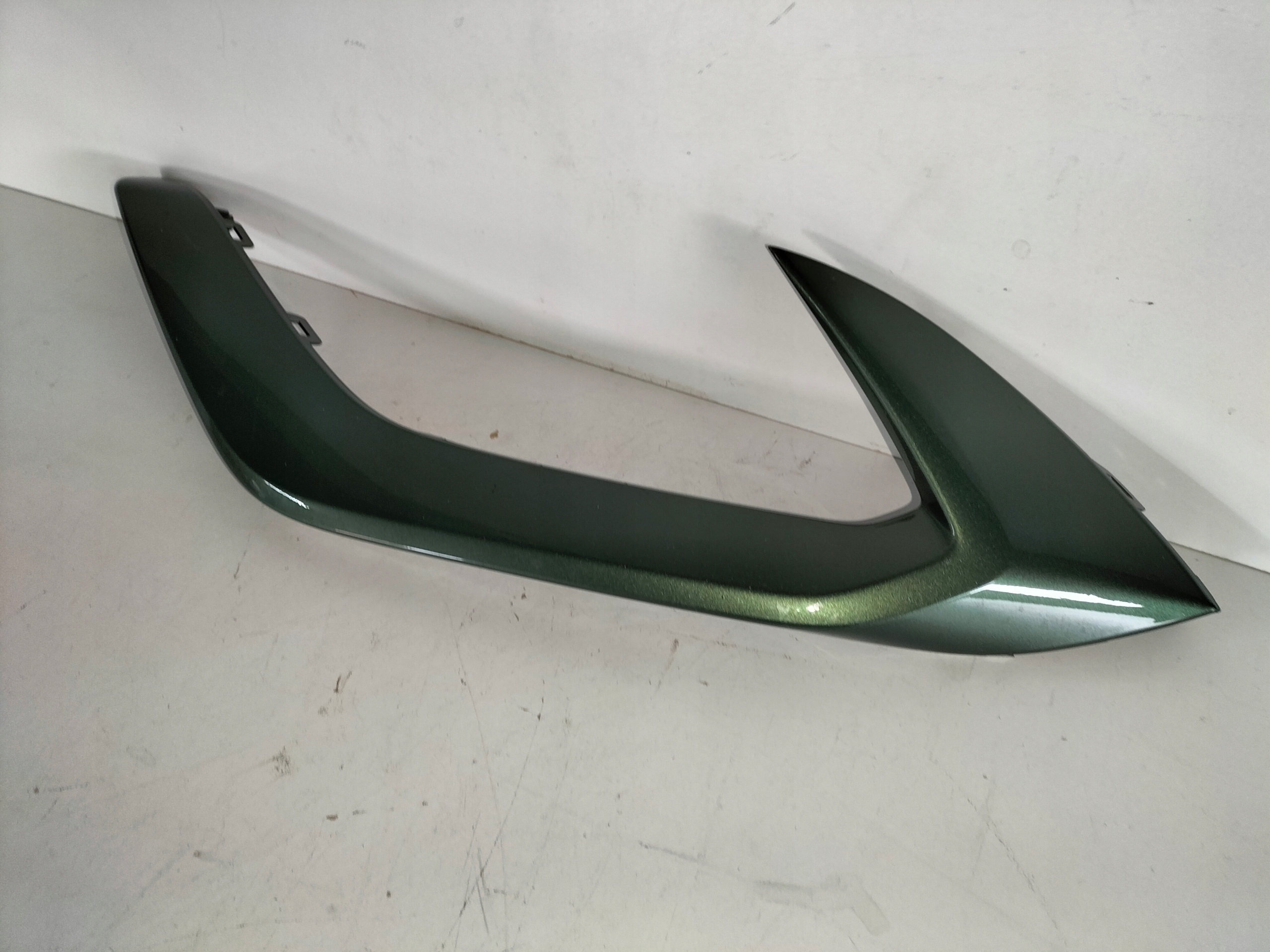 moulding of a bumper front left KIA SPORTAGE 5 V 21