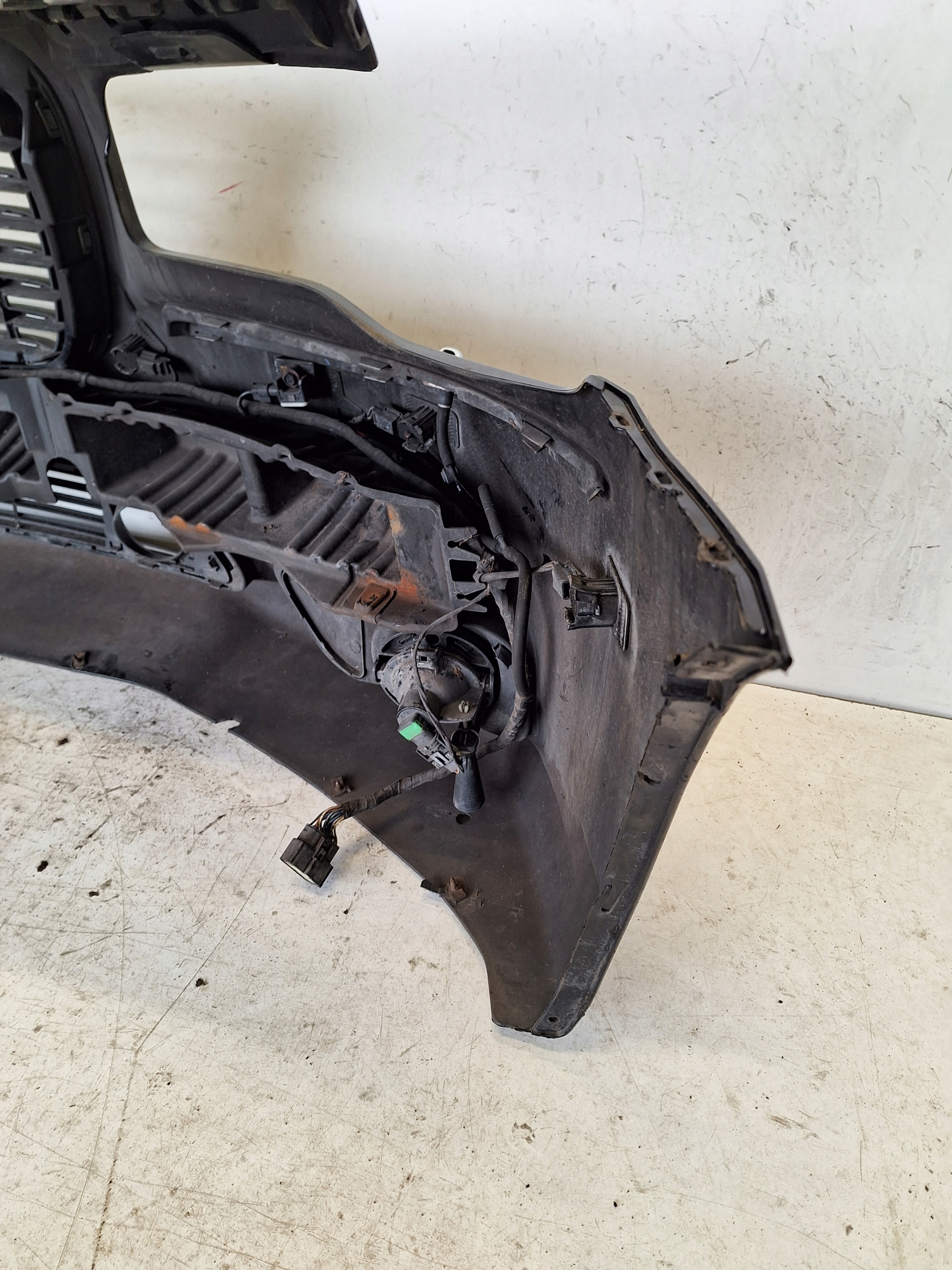 CHRYSLER 300C 11-15 bumper + PDC + XENON