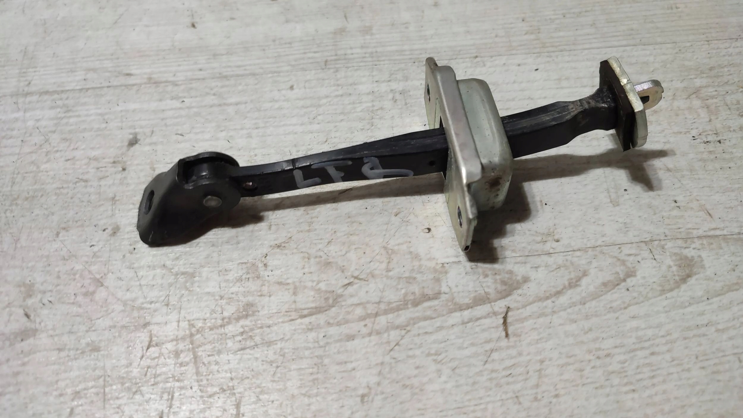 Nissan Qashqai 16r 1.5dci rear part side left limiter