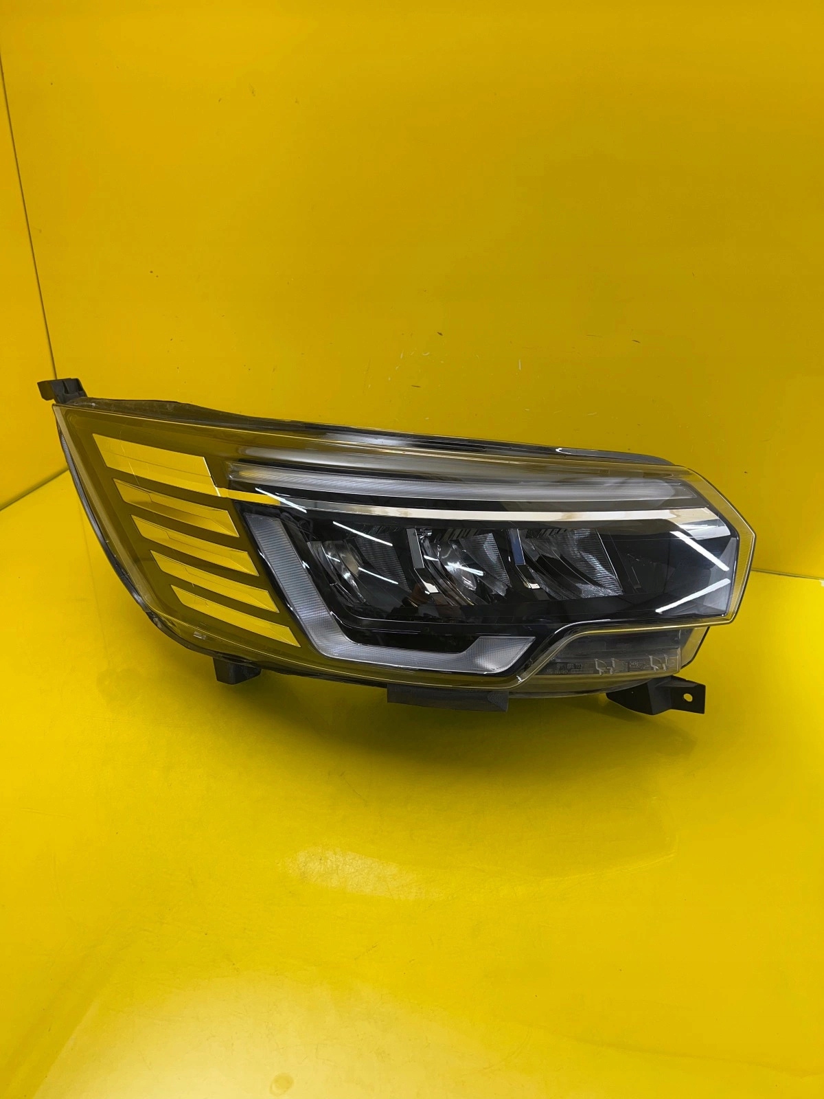light right Renault Trafic IV Full Led 260102899R
