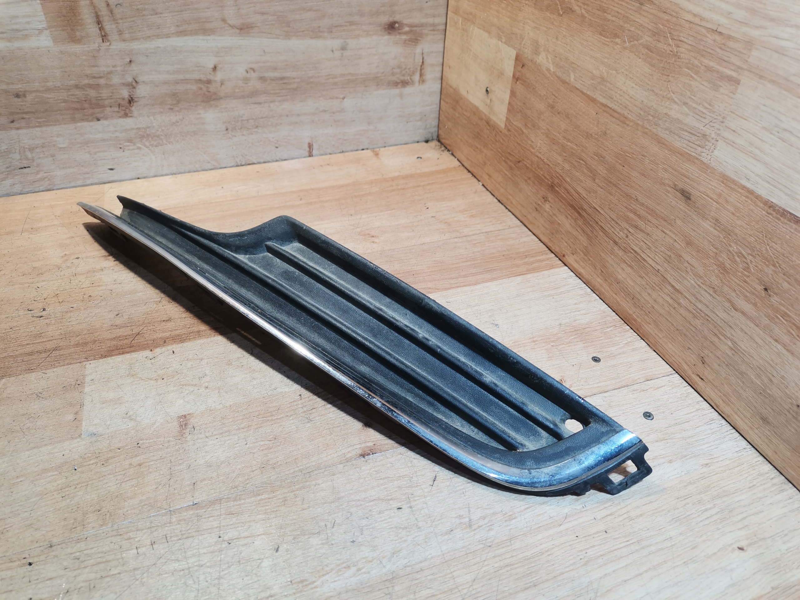 grid of a bumper left VW GOLF VII 7 5G0853665A