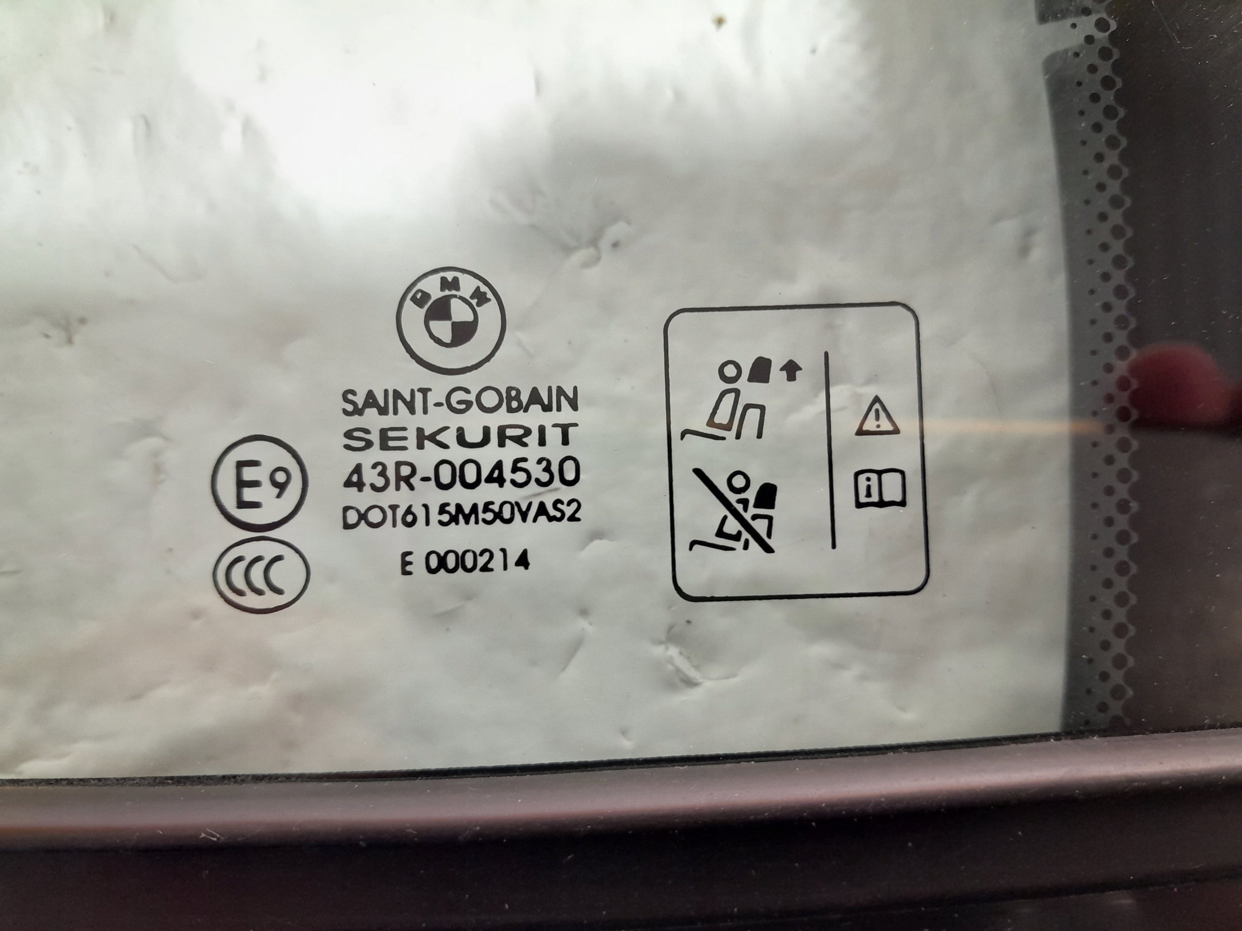 BMW X5 G06 window side door left rear part 7428711