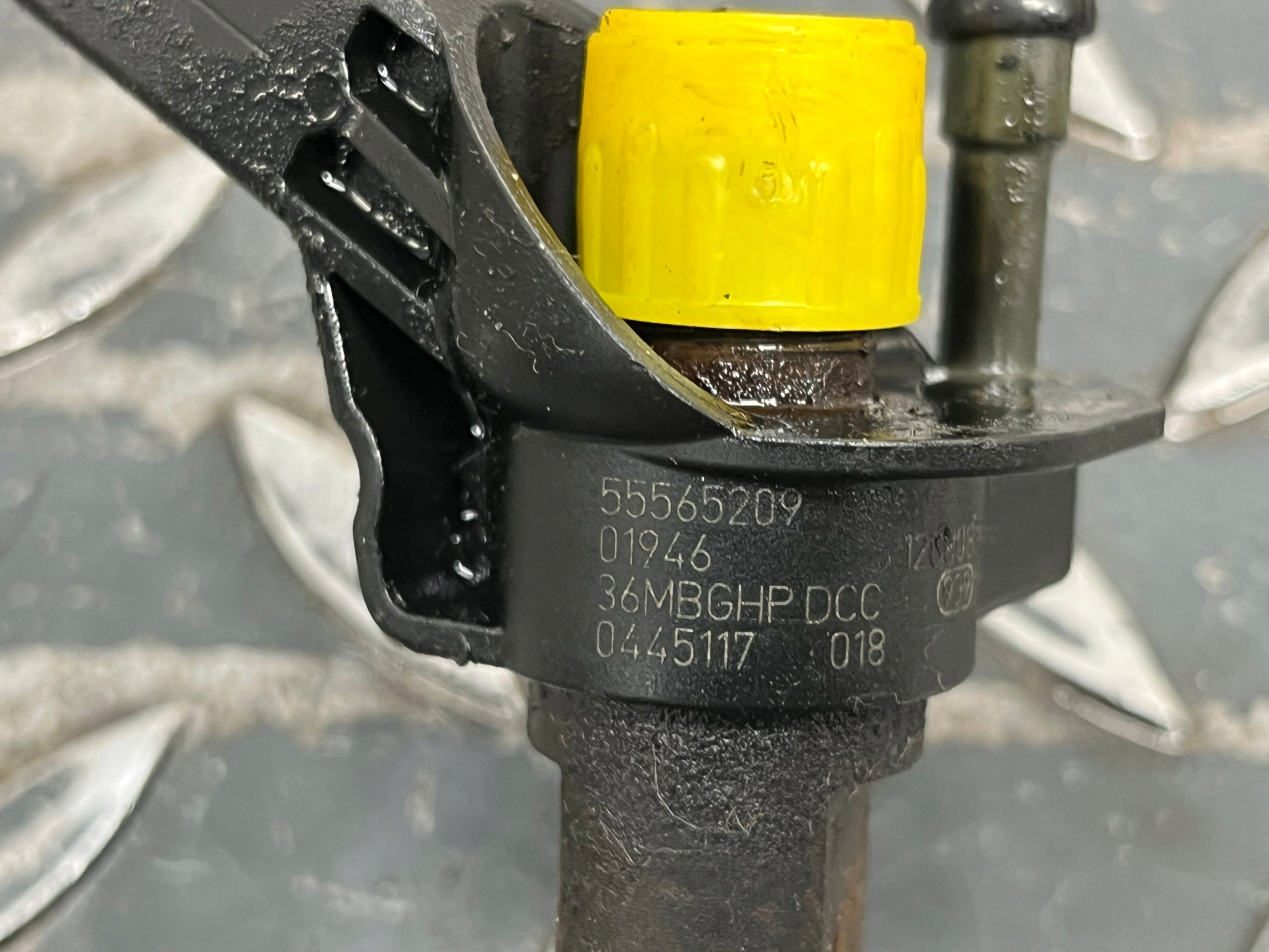 nozzle injector OPEL INSIGNIA 55565209