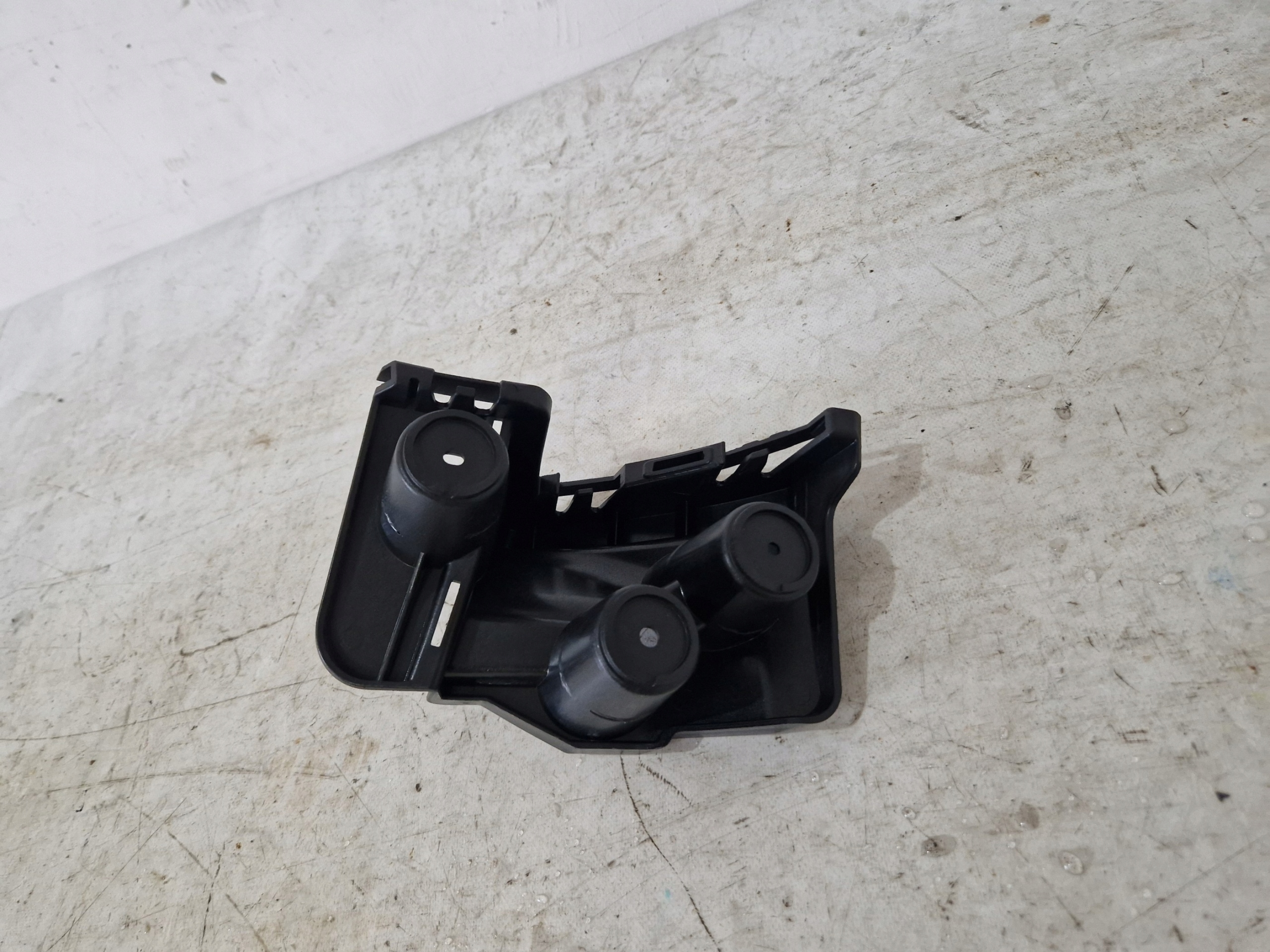 AUDI Q4 E-TRON. bumper bracket left rear part 89E807393
