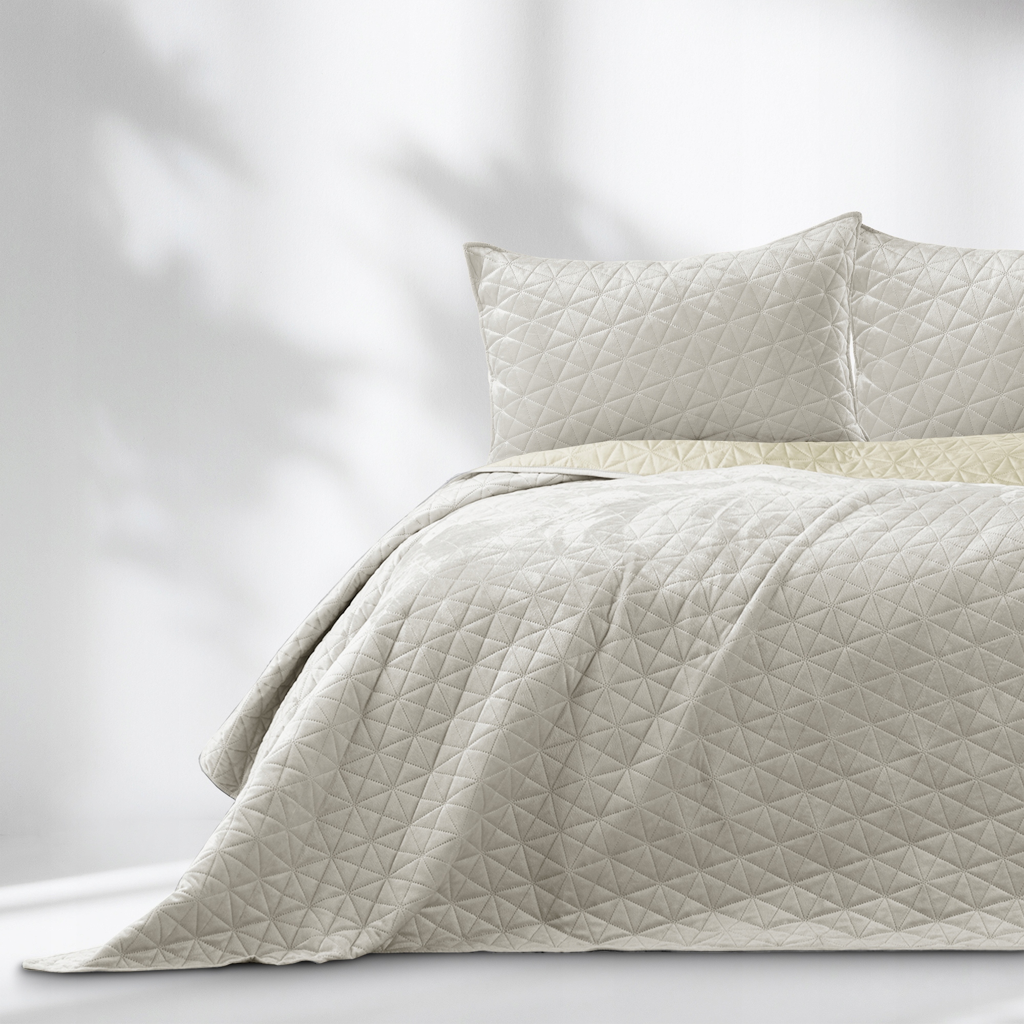 Restilo Narzuty na łóżko sofę wersalkę welurowa welwetowa 260x280 kremowa