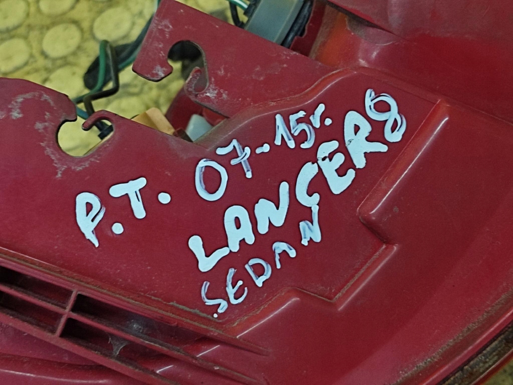 MITSUBISHI LANCER VIII sedan light right rear part