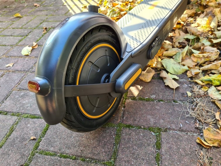 Sztywny aluminiowy wspornik błotnika Ninebot Max/Motus Scooty 10 (czarny) Marka Segway