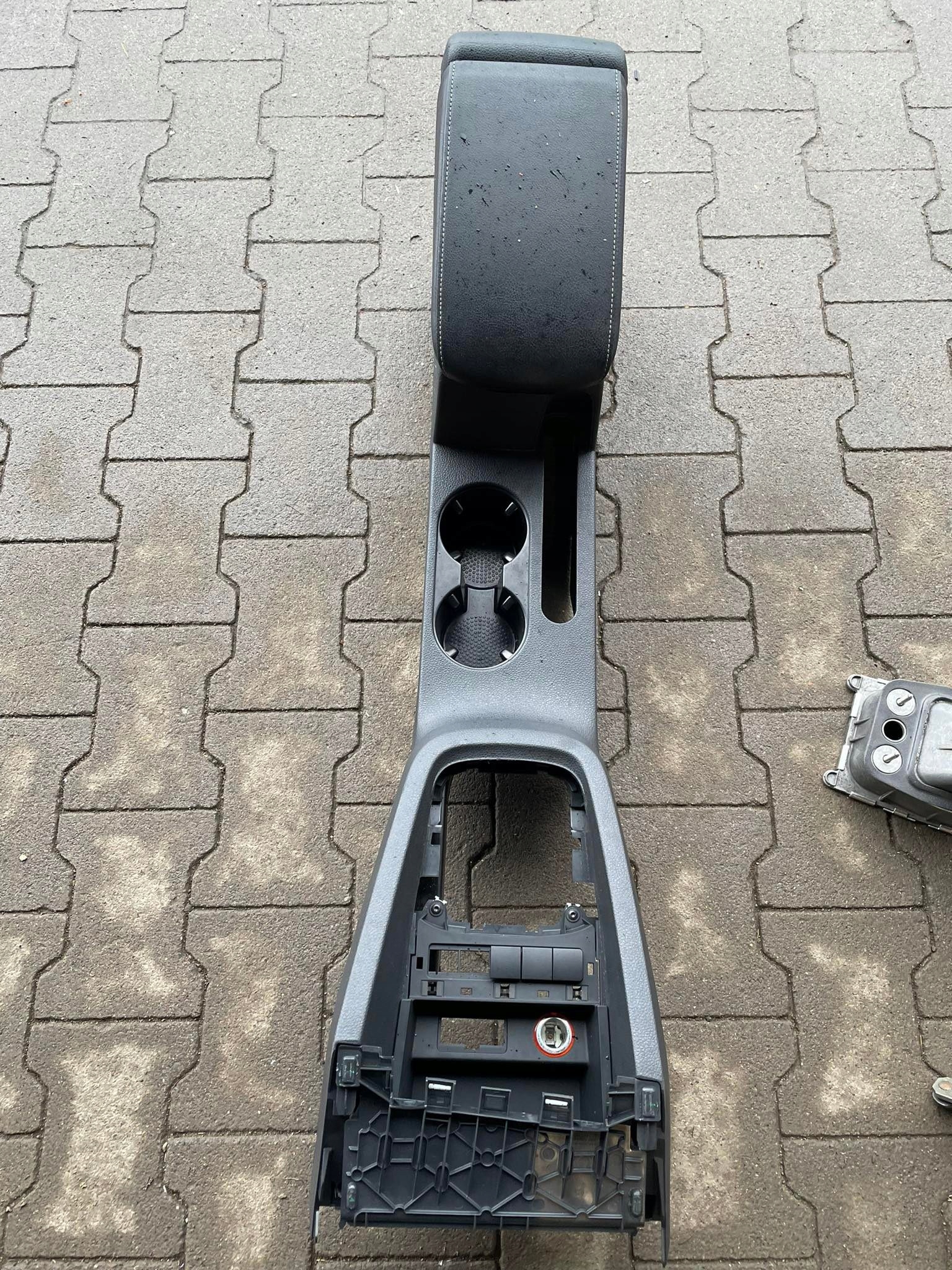 VW JETTA ЦЕНТРАЛЬНЫЙ ТУННЕЛЬ КОЖА 5C7858329A