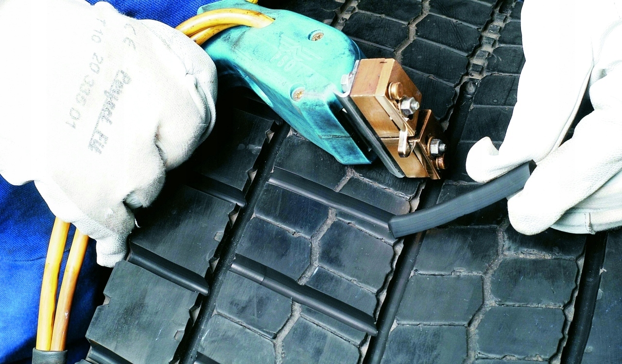 NAJMOCNIEJSZA NACINARKA DO OPON PSO PS 15 1000W Producent code Wyrzynarka do bieznika otr