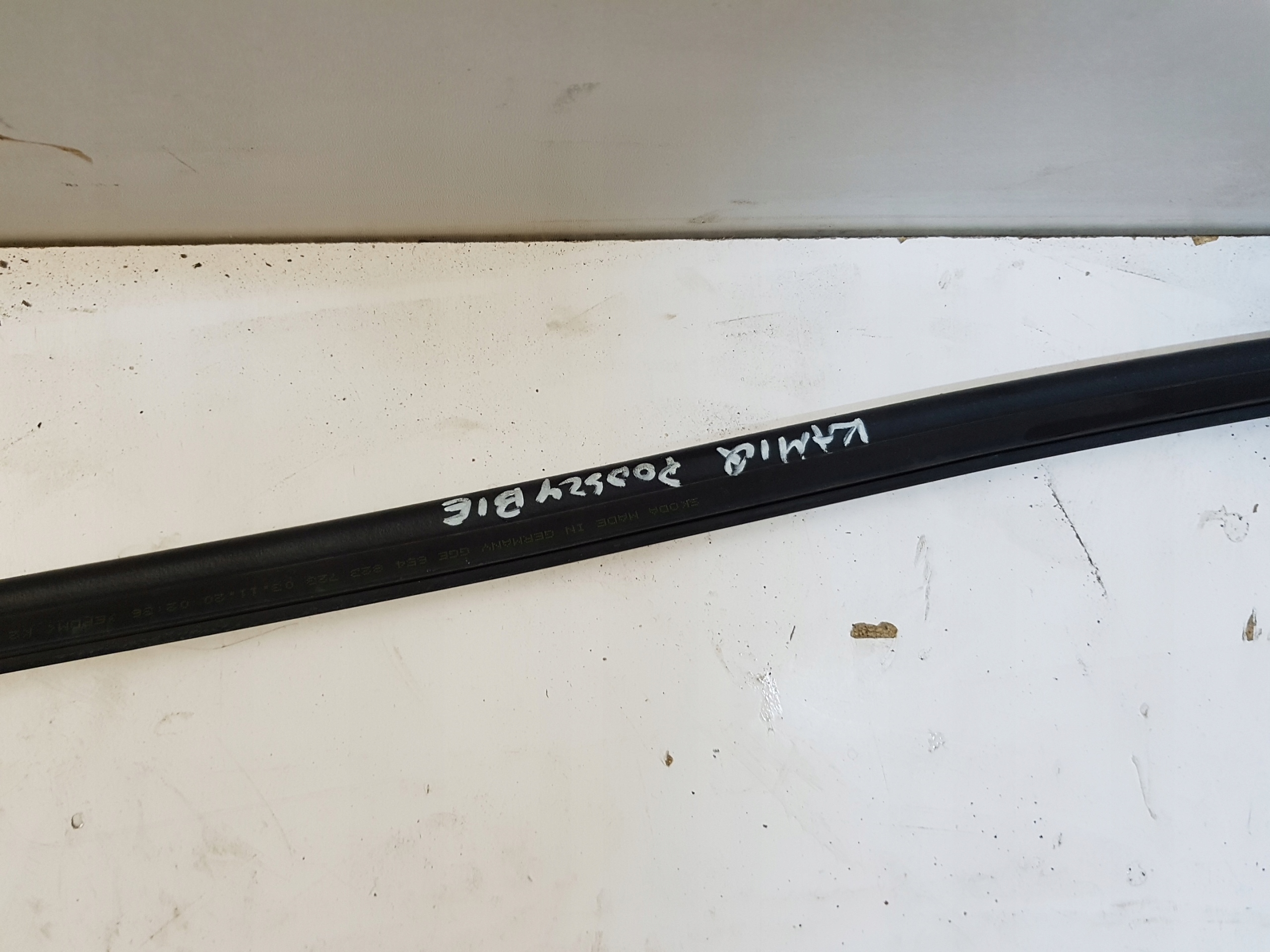SKODA KAMIQ Joint Sous vitre